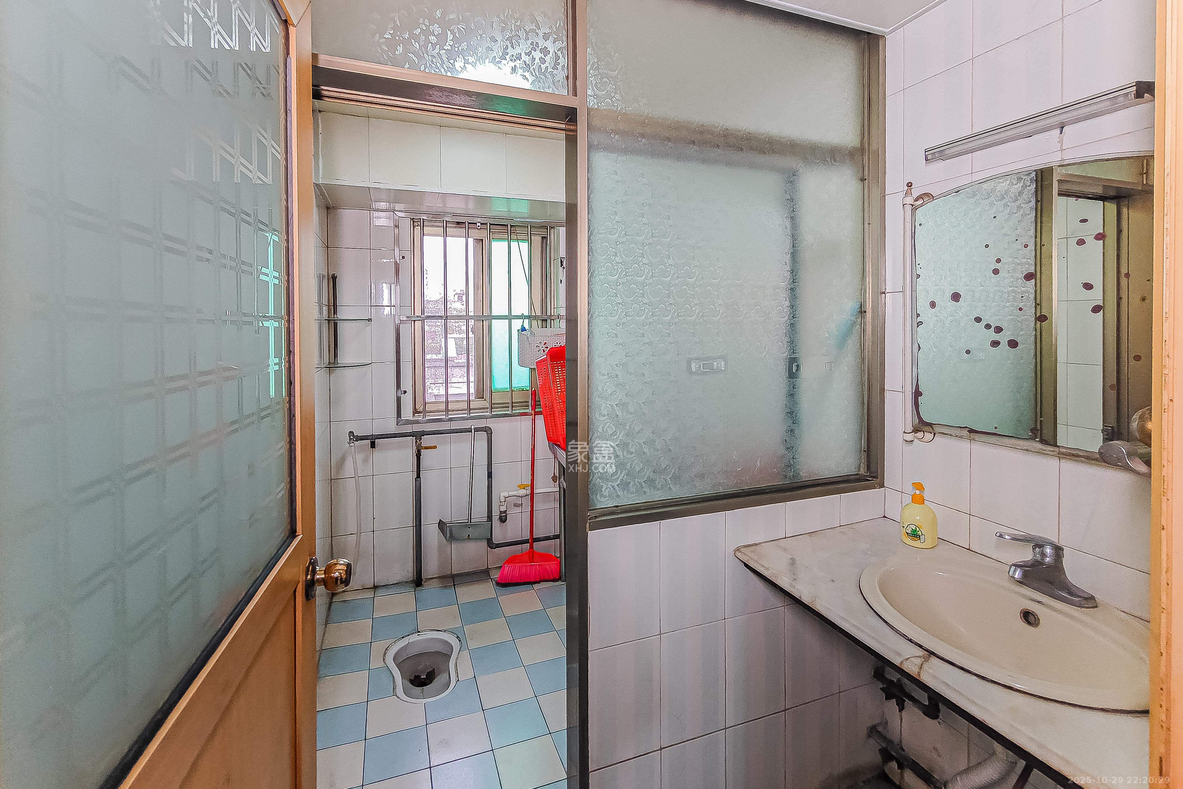 向东园社区(国税局宿舍)  3室2厅2卫    98.0万卫生间