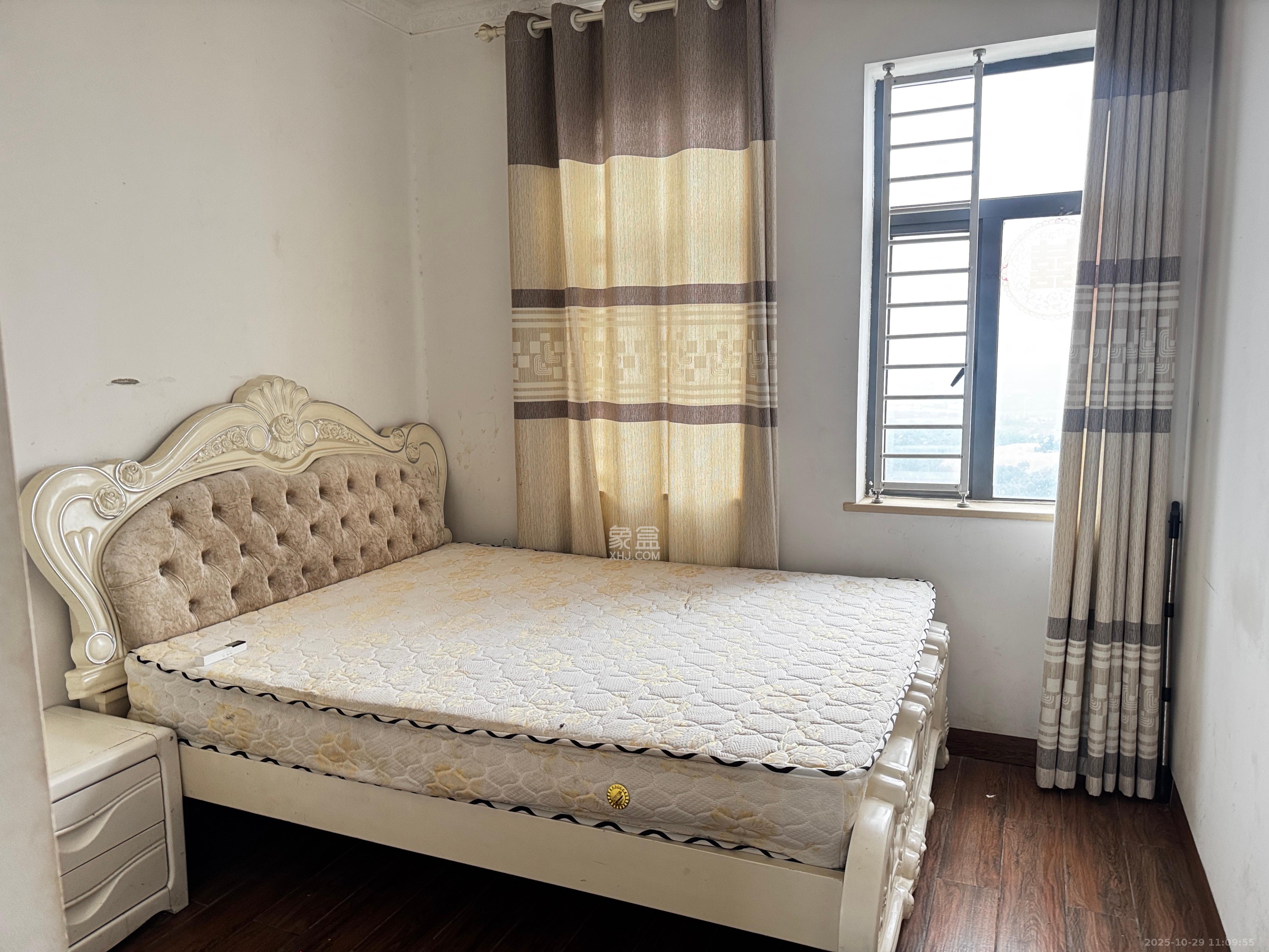 悦湖山  4室2厅1卫    2500.0元/月室内图