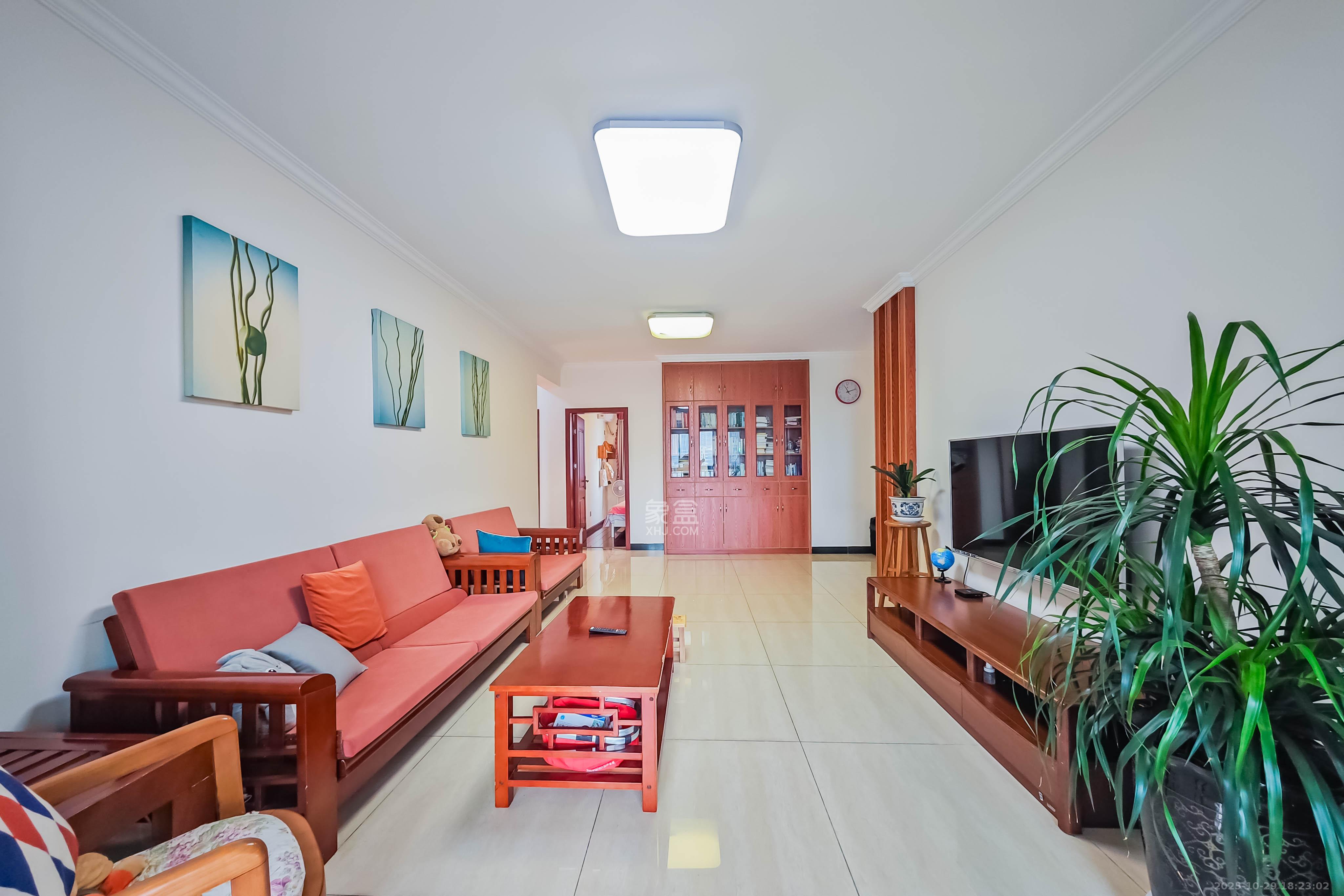 半山壹号  3室2厅2卫    138.0万 半山壹号  3室2厅2卫    138.0万客厅