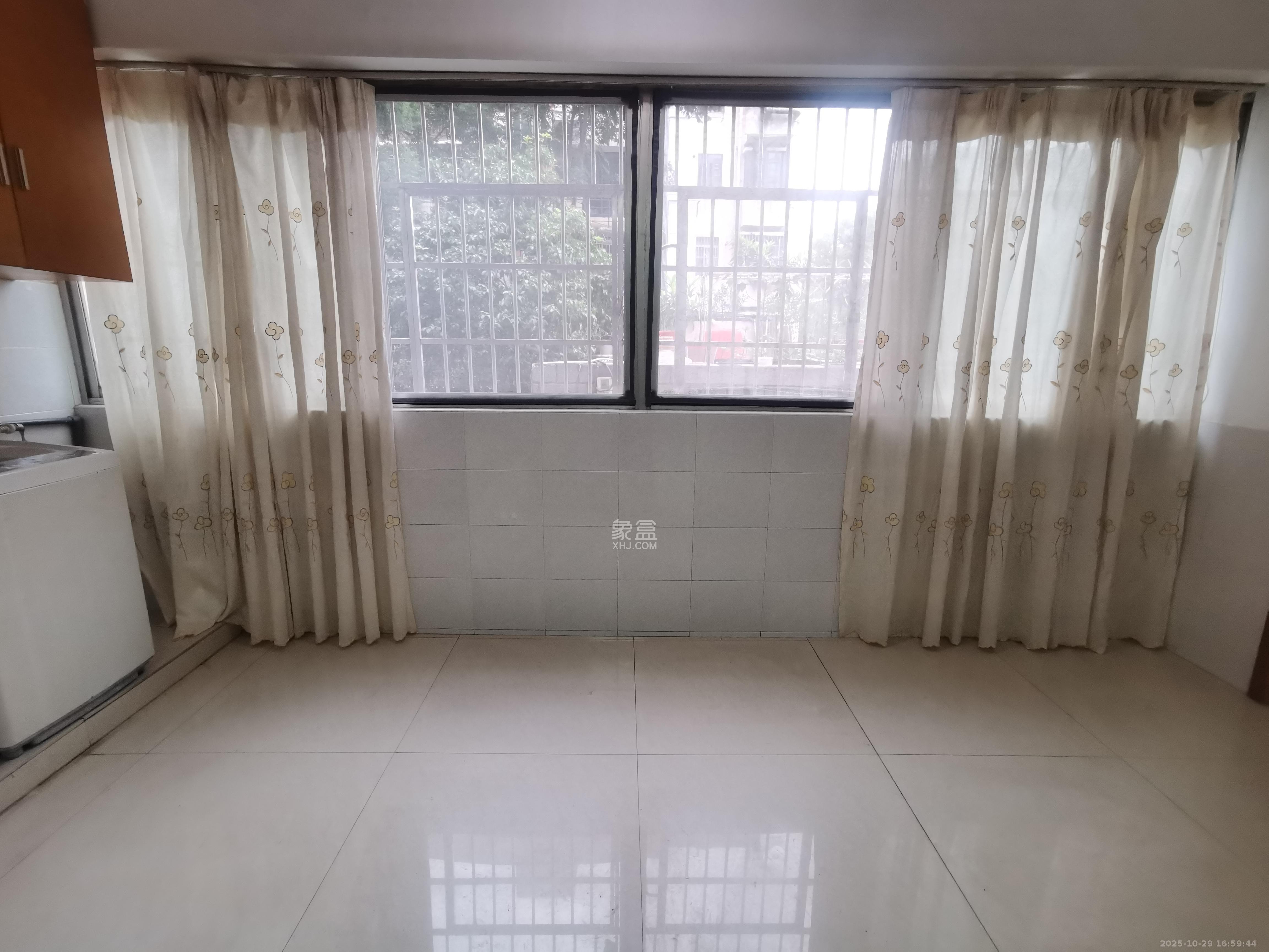 湘卫花苑  3室2厅2卫    2400.0元/月室内图