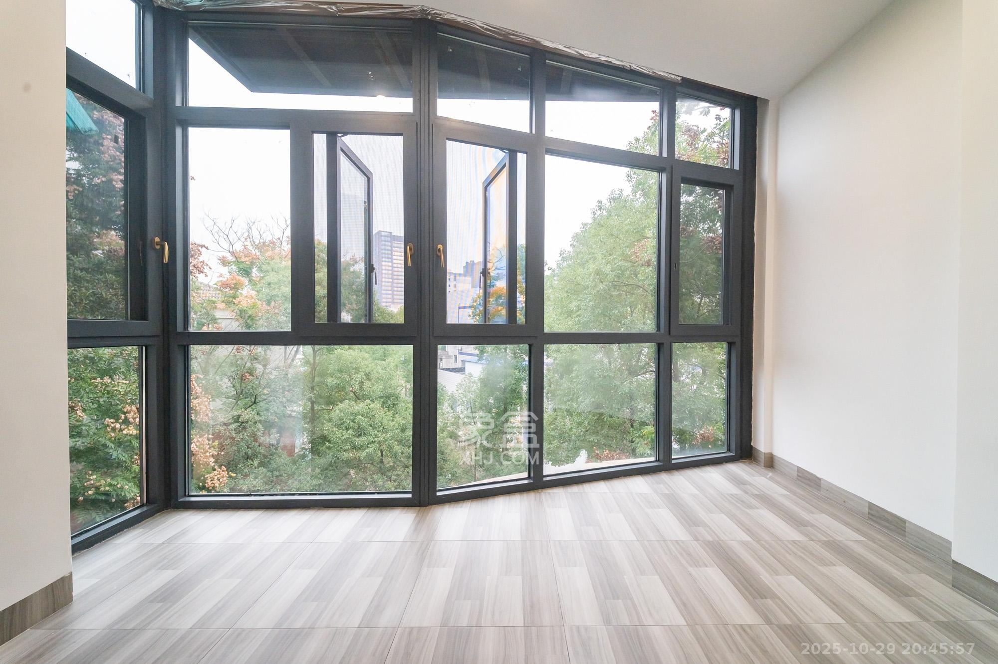 山水芙蓉国际新城  4室2厅2卫    81.8万阳台