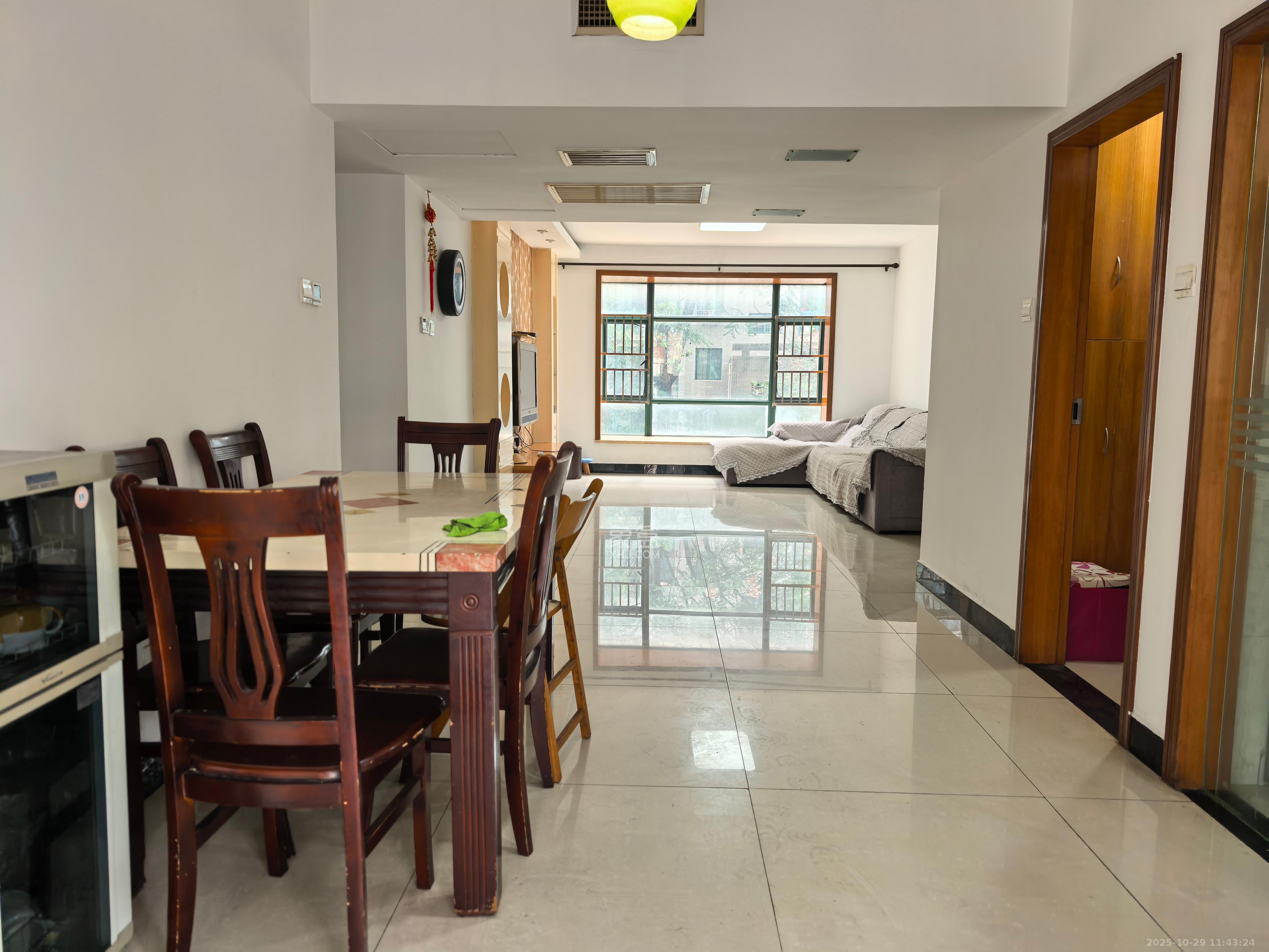 富景园  3室2厅2卫    2500.0元/月 富景园  3室2厅2卫    2500.0元/月室内图