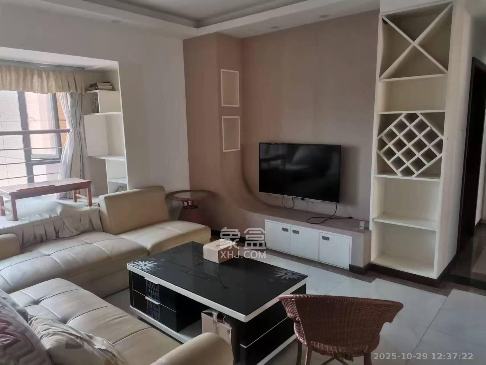 荣盛花语馨苑  1室2厅1卫    2600.0元/月