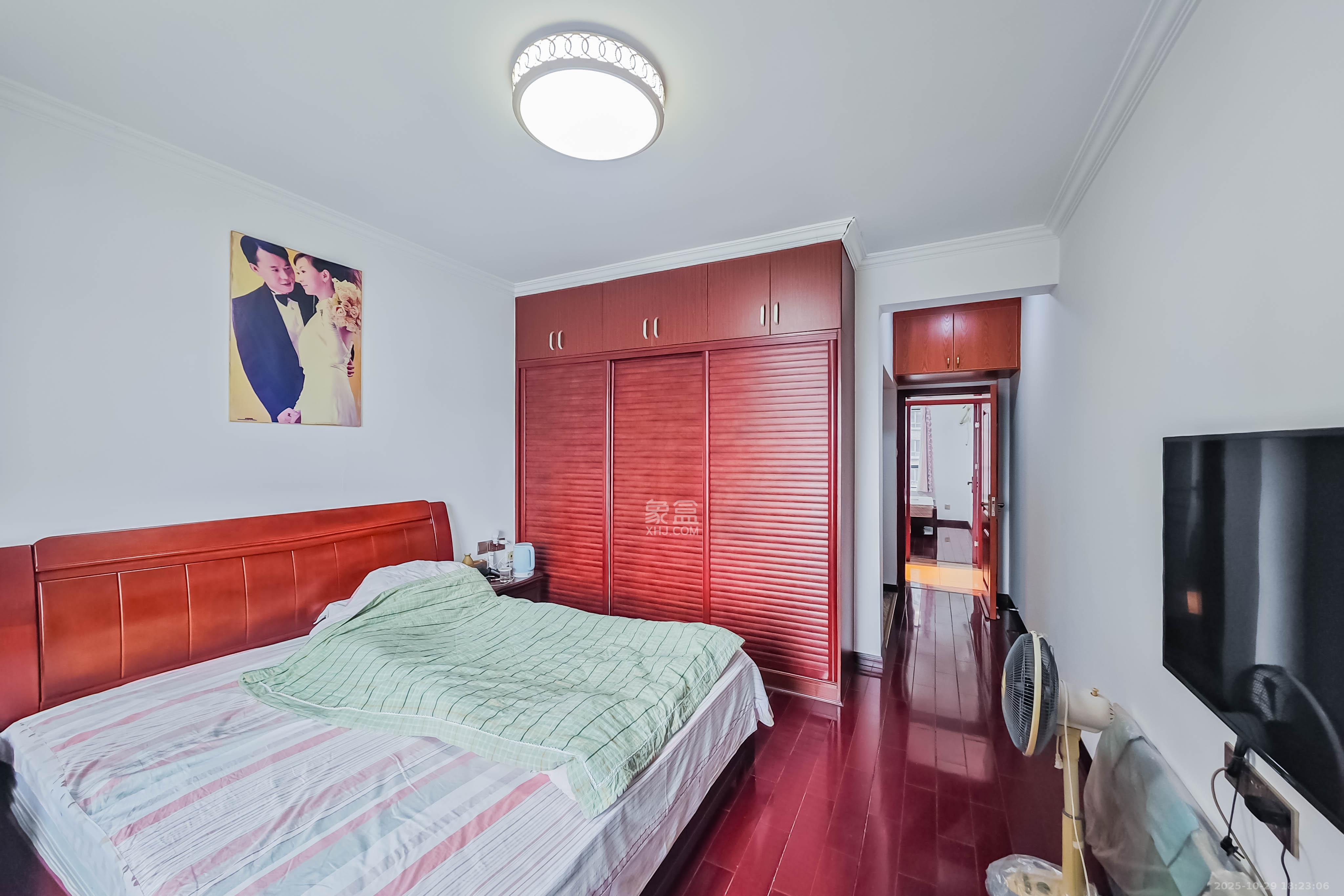 半山壹号  3室2厅2卫    138.0万 半山壹号  3室2厅2卫    138.0万卧室