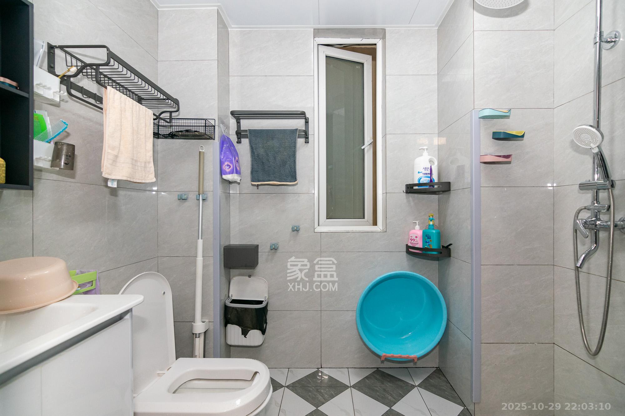 金地三千府(金地湖山樾、金地自在城)  2室2厅1卫    56.0万 金地三千府(金地湖山樾、金地自在城)  2室2厅1卫    56.0万卫生间