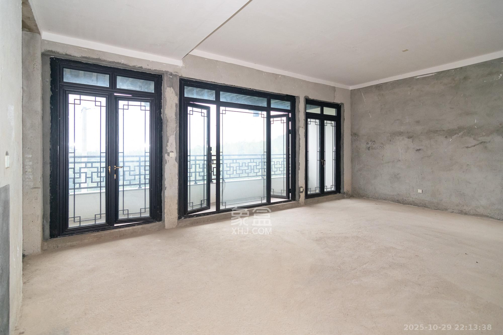 绿城高尔夫小镇  6室3厅4卫    550.0万 绿城高尔夫小镇  6室3厅4卫    550.0万客厅