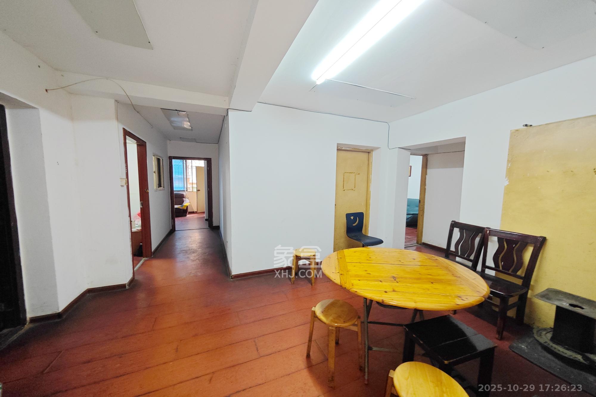 凤凰商贸城  8室2厅2卫    99.0万客厅