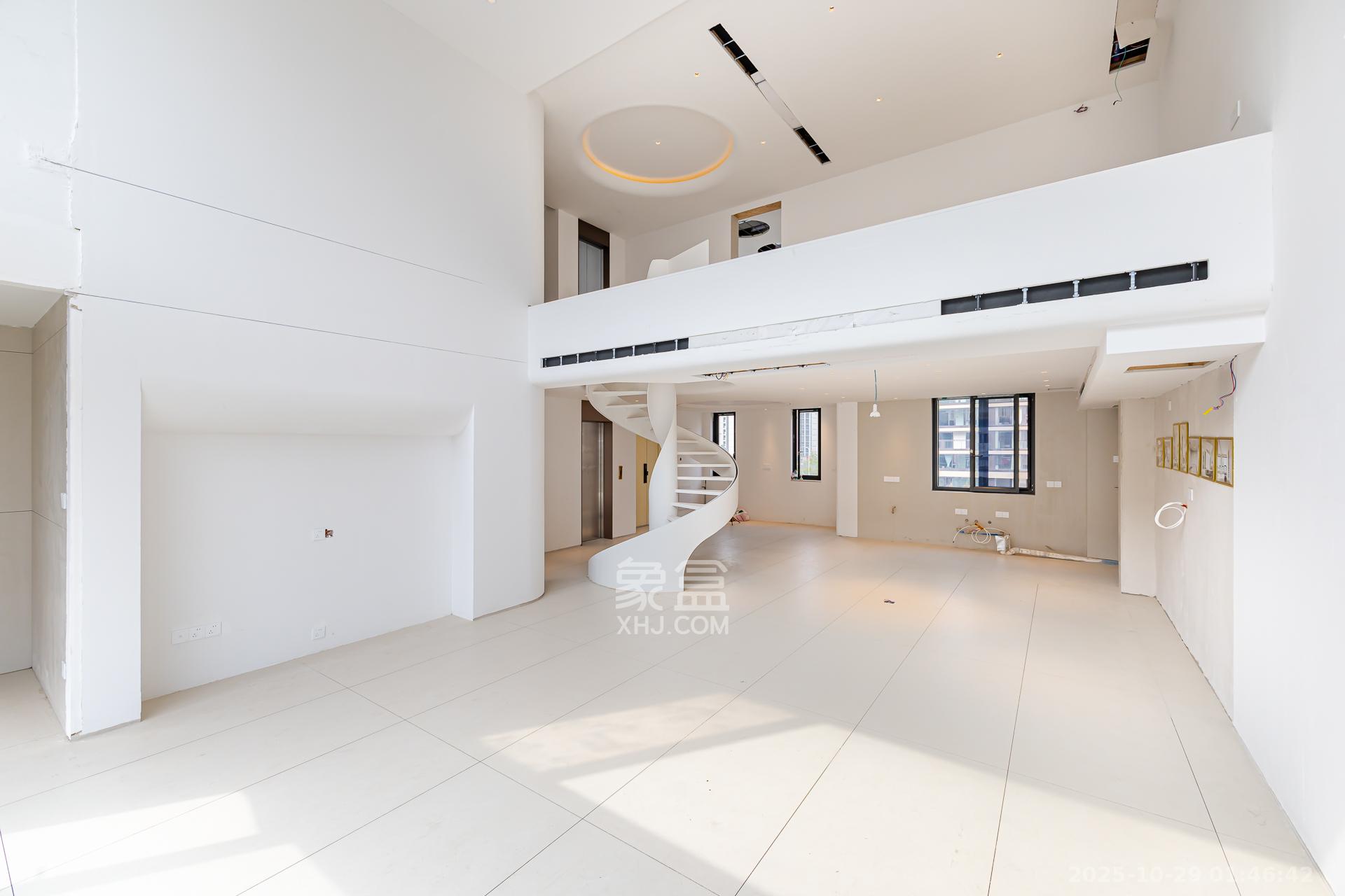 时代建发和著  6室2厅5卫    498.0万 时代建发和著  6室2厅5卫    498.0万客厅