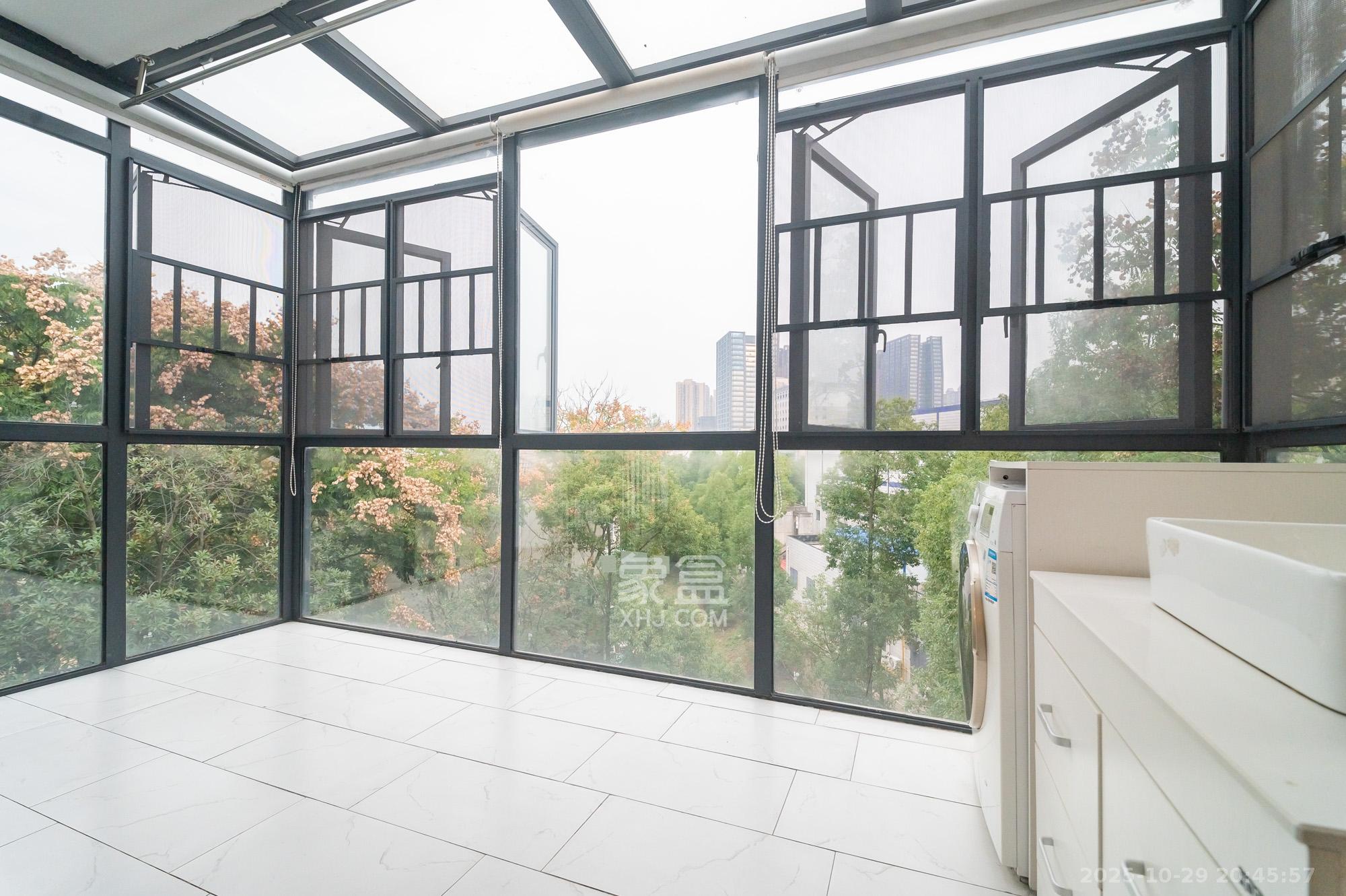 山水芙蓉国际新城  4室2厅2卫    81.8万阳台