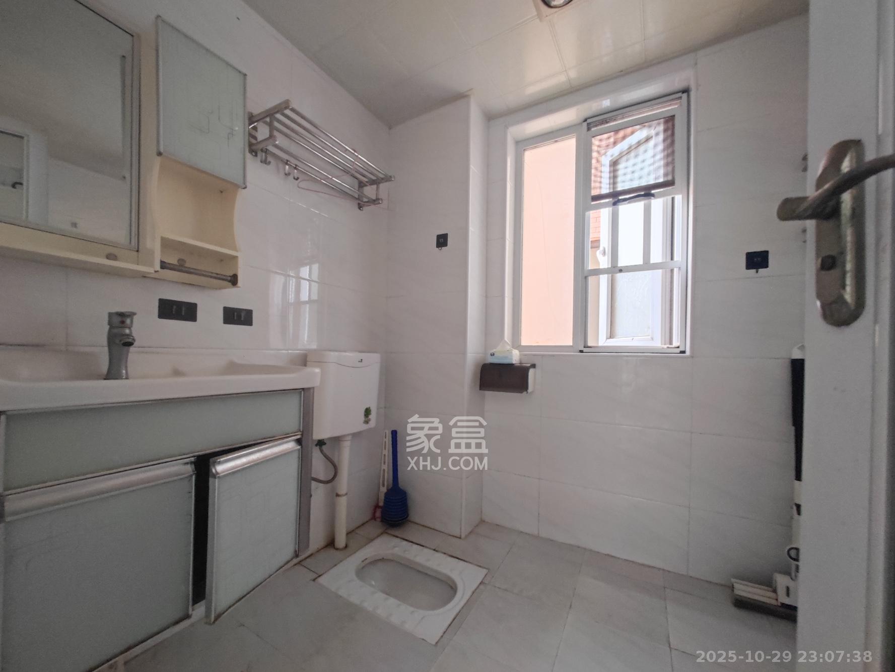 丽发新城  2室2厅1卫    49.8万卫生间