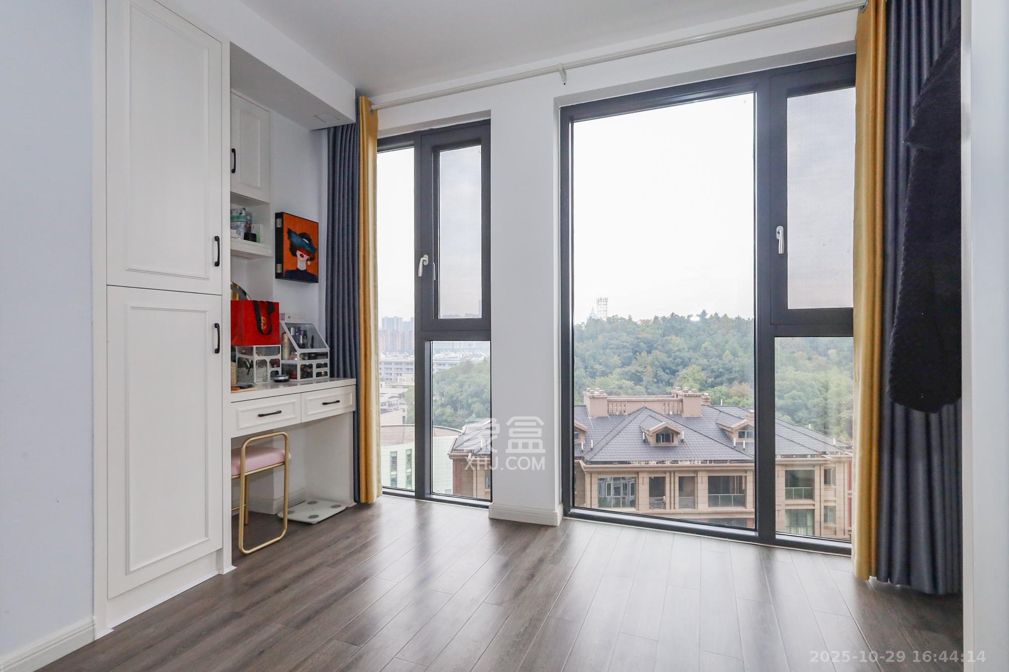 八方小区B区  3室2厅2卫    450.0万 八方小区B区  3室2厅2卫    450.0万阳台