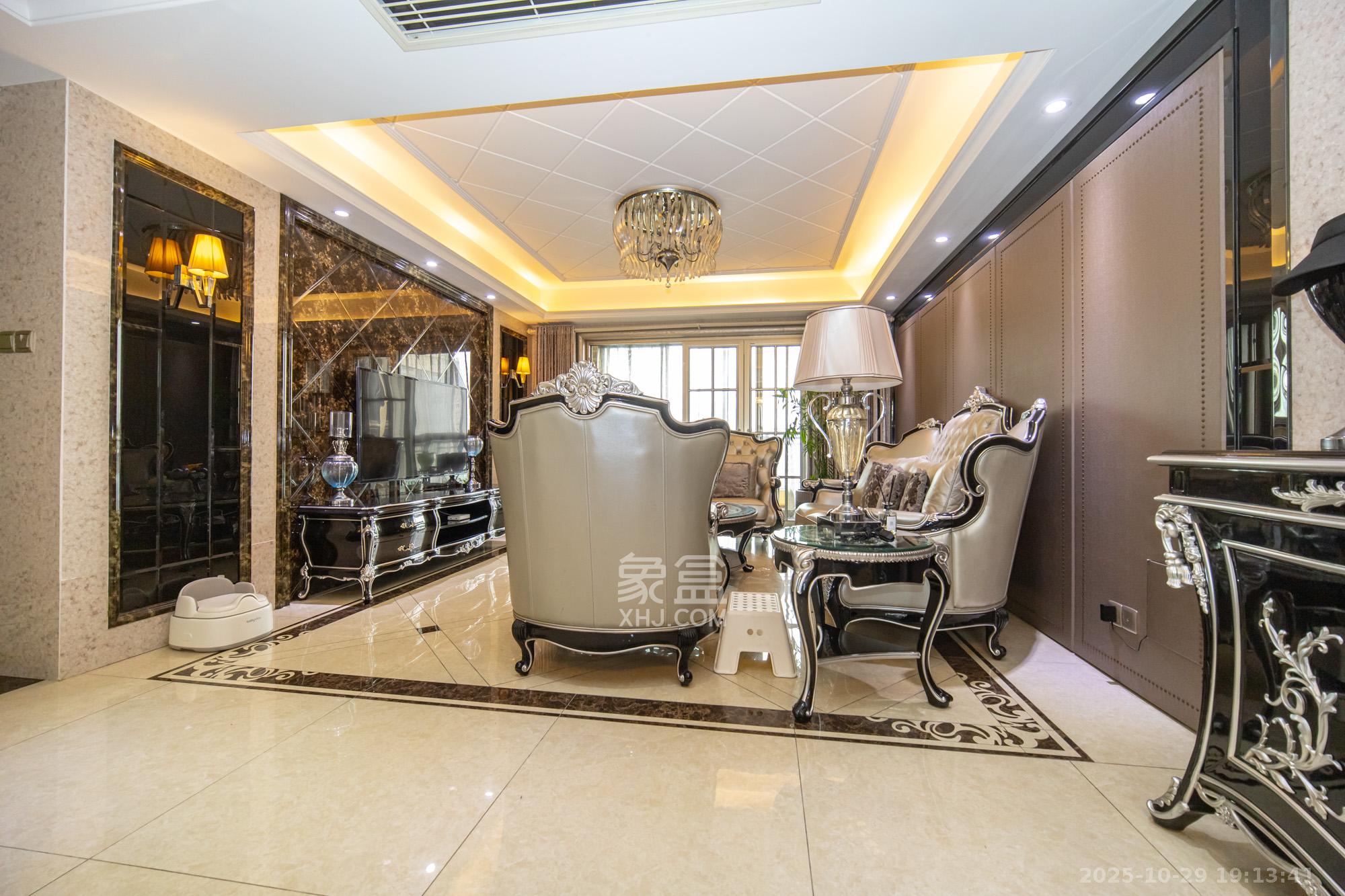 藏珑湖上国际花园 4室2厅2卫 268.0万 藏珑湖上国际花园 4室2厅2卫 268.0万客厅