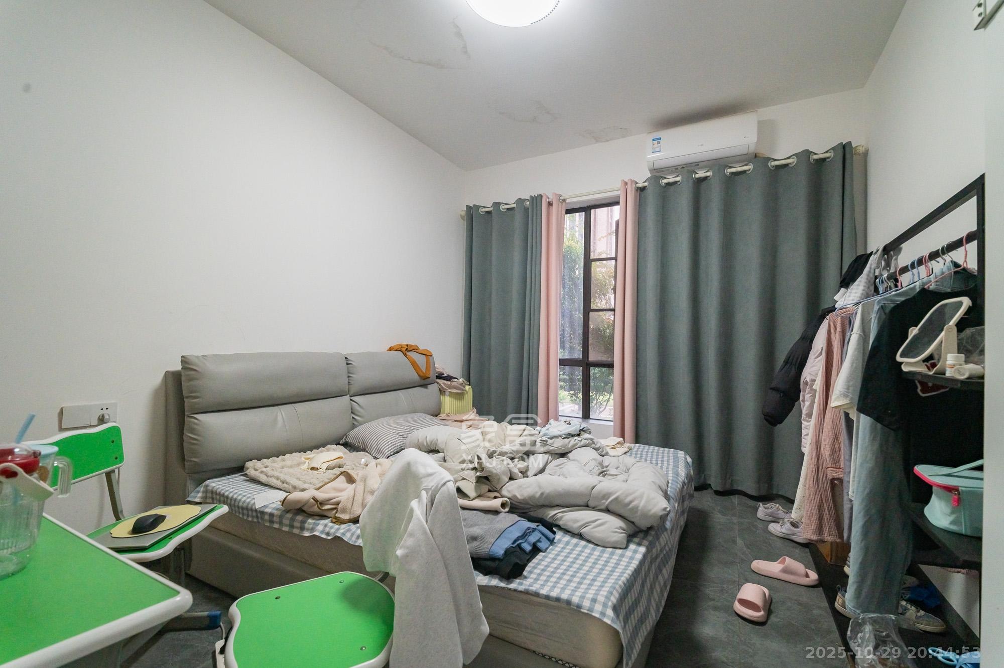 国泰九龙湾  4室2厅2卫    92.0万卧室