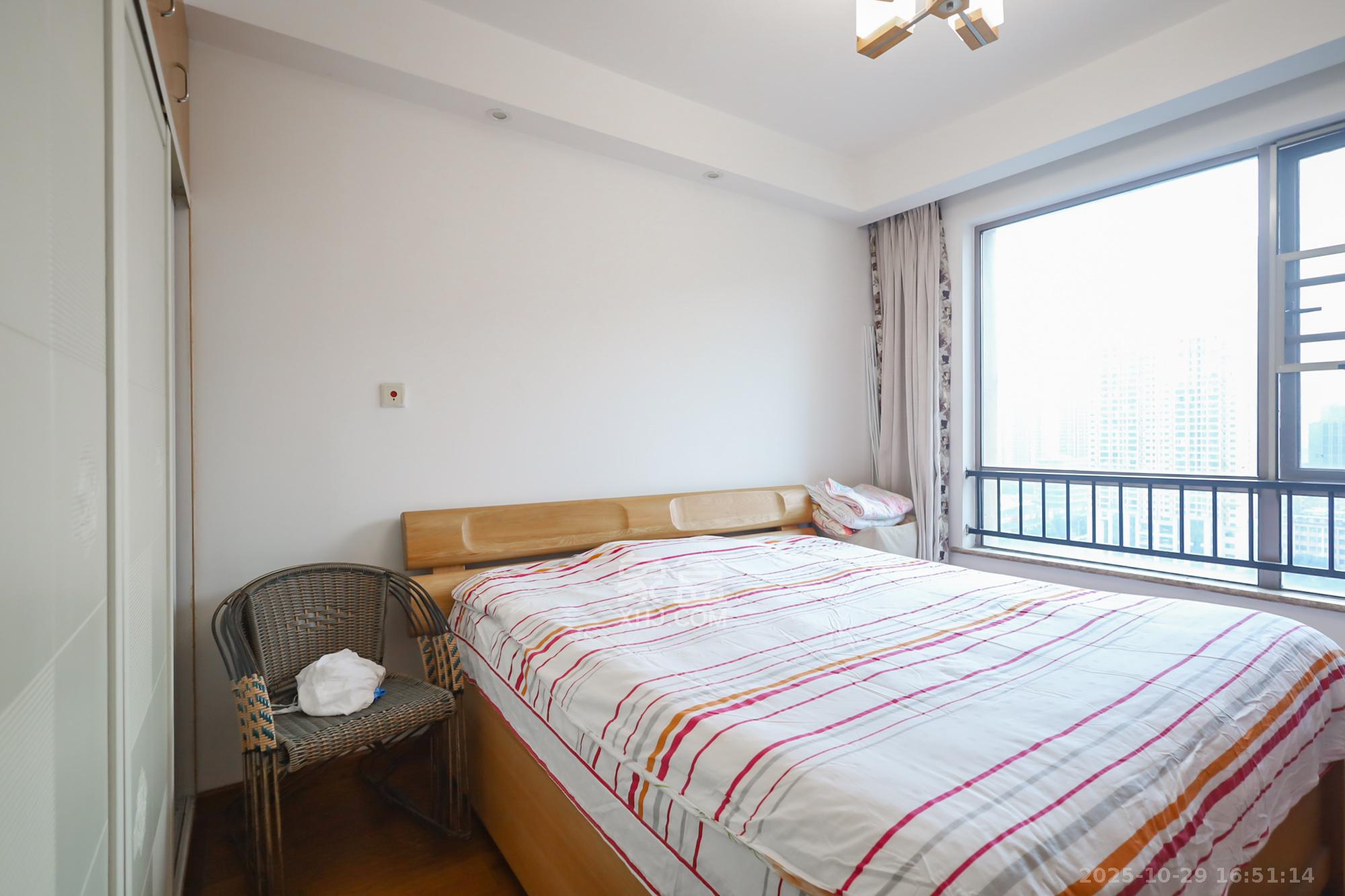 世茂铂翠湾二期  3室2厅1卫    139.8万卧室