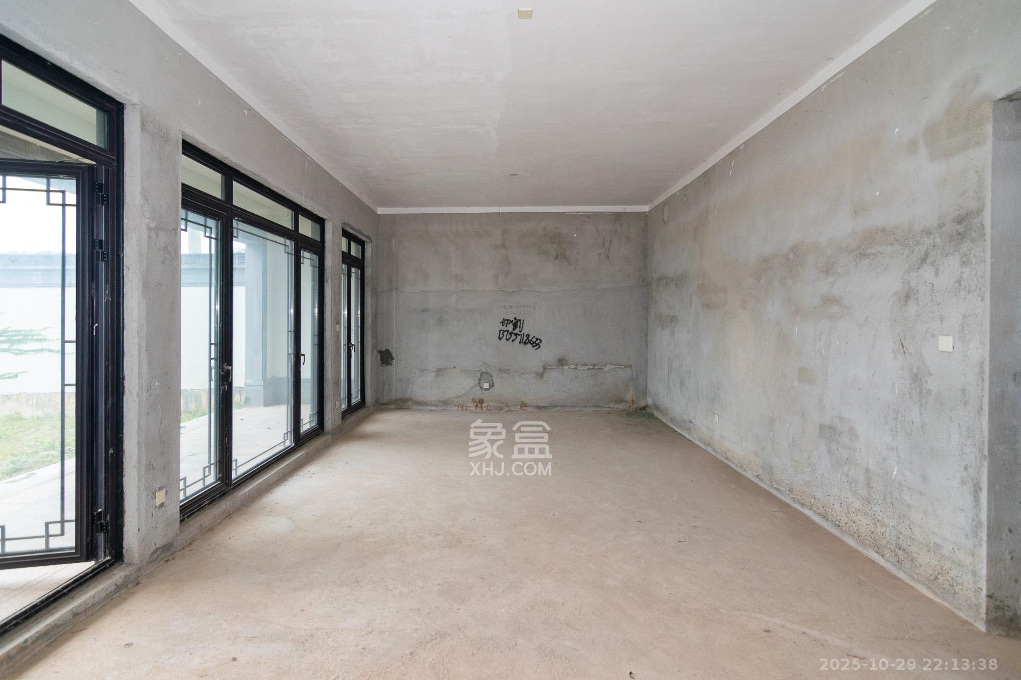 绿城高尔夫小镇  6室3厅4卫    550.0万 绿城高尔夫小镇  6室3厅4卫    550.0万客厅