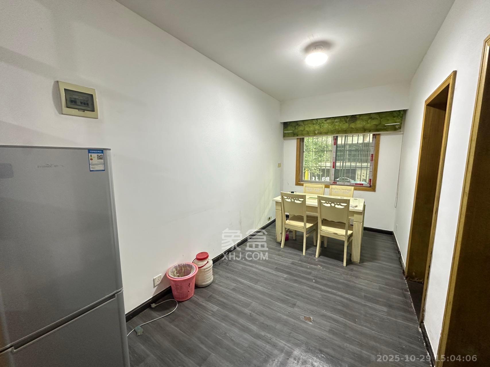 中南汽车世界  2室2厅1卫    1100.0元/月室内图