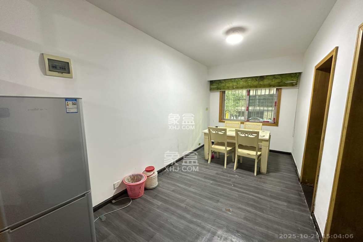 中南汽车世界 2室2厅1卫 1100.0元/月 中南汽车世界 2室2厅1卫 1100.0元/月室内图