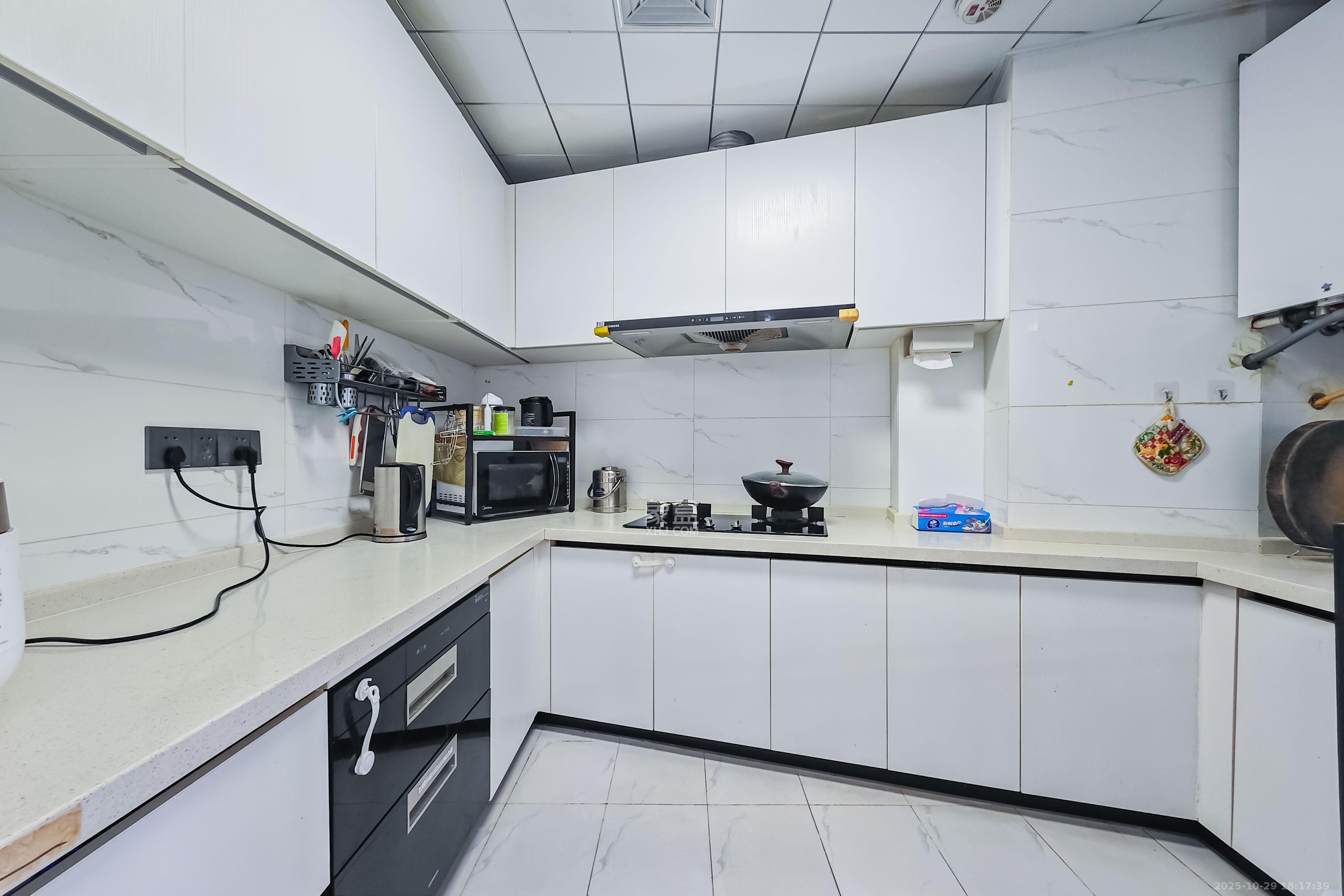 半山壹号  3室2厅2卫    155.0万厨房