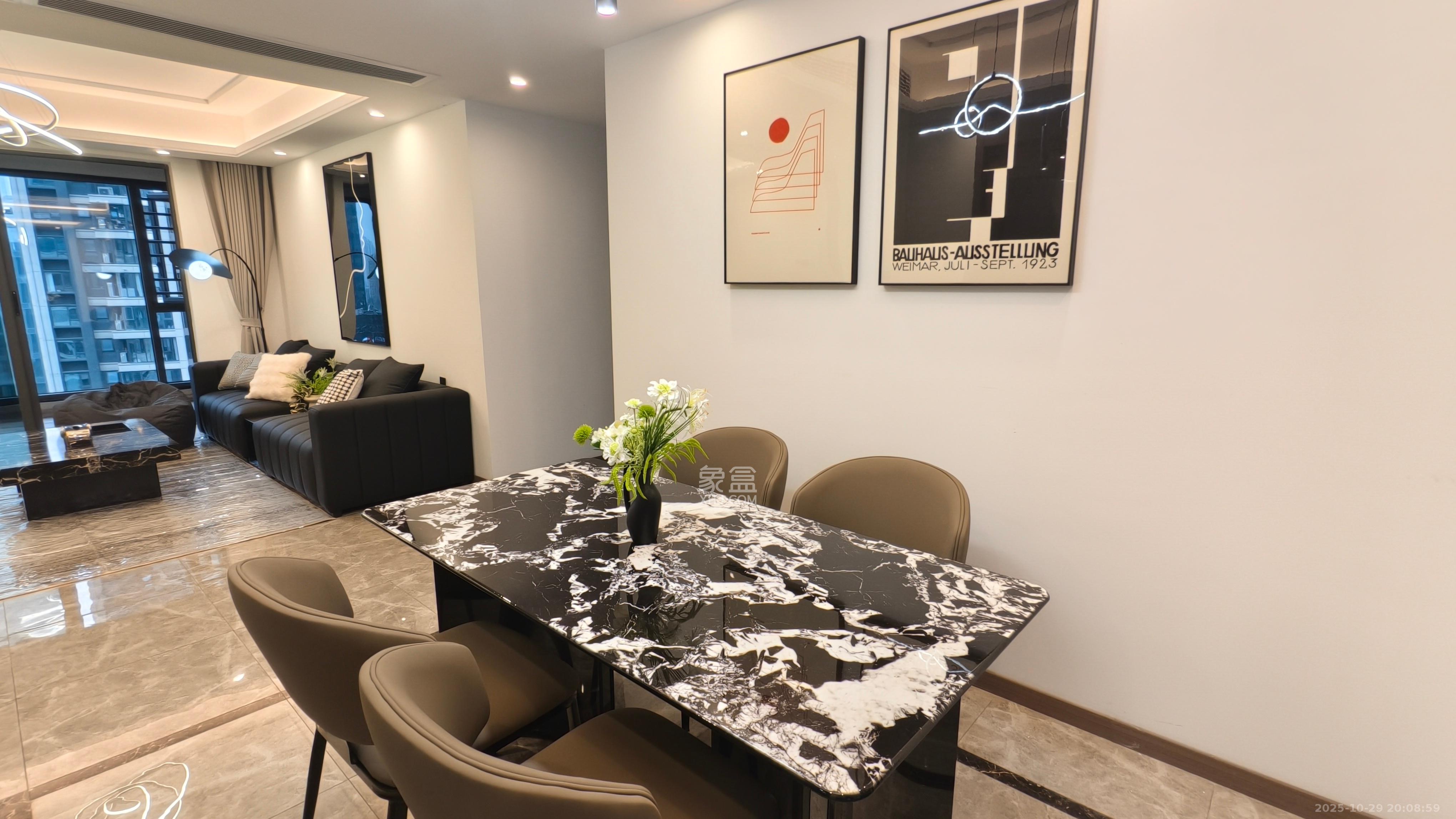 绿地V岛  4室2厅2卫    4800.0元/月室内图