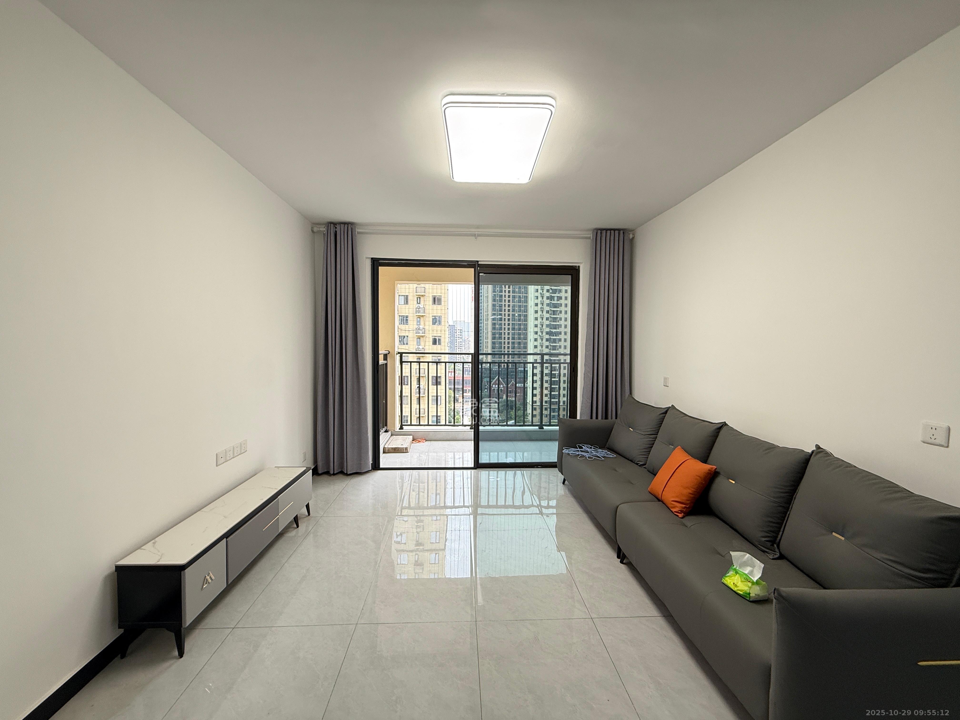 世茂璀璨天城  3室2厅2卫    2800.0元/月