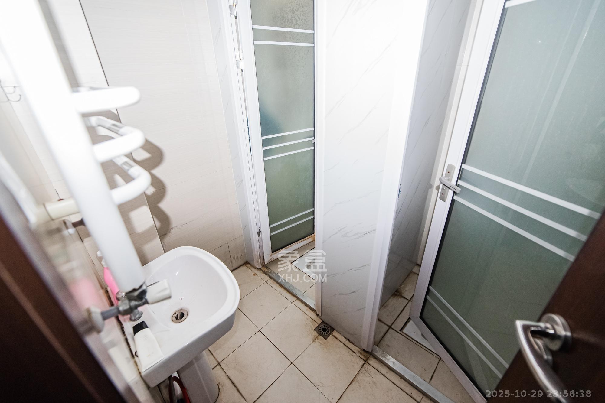 龙湾1号公馆  3室2厅1卫    125.0万卫生间