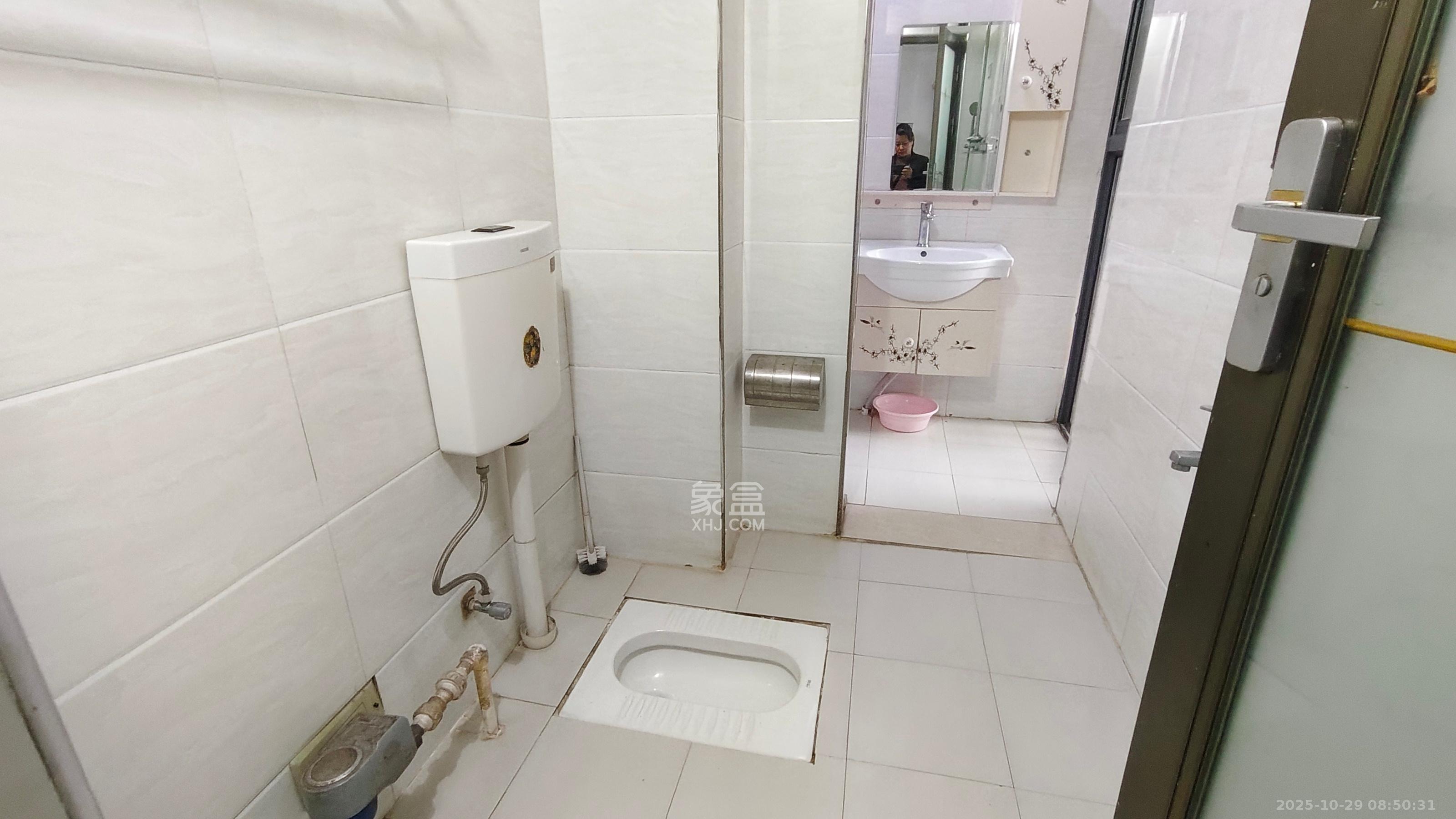 极目楚天  2室2厅1卫    1700.0元/月 极目楚天  2室2厅1卫    1700.0元/月室内图