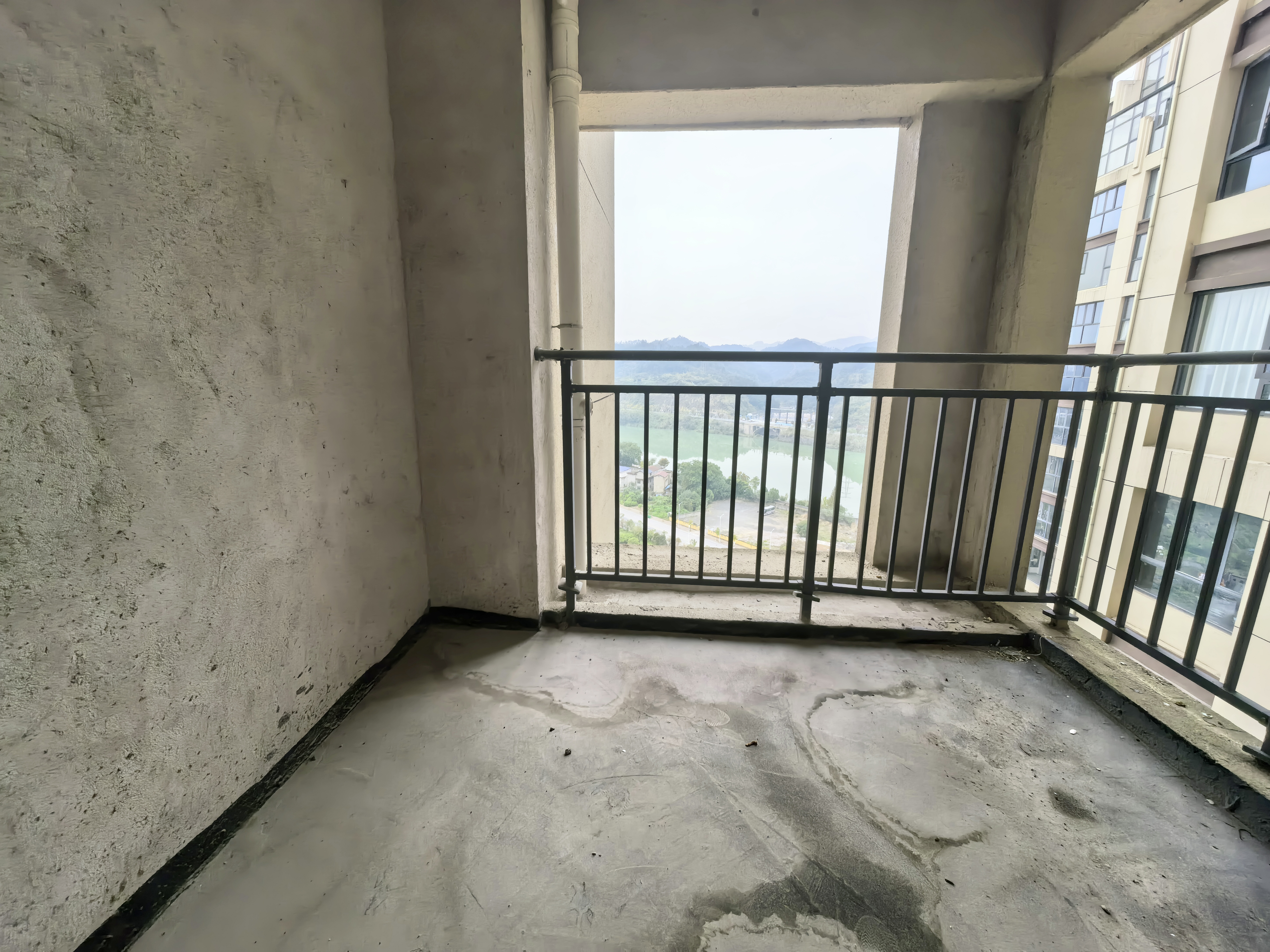 昊天珑璟湾  3室2厅1卫    55.0万客厅