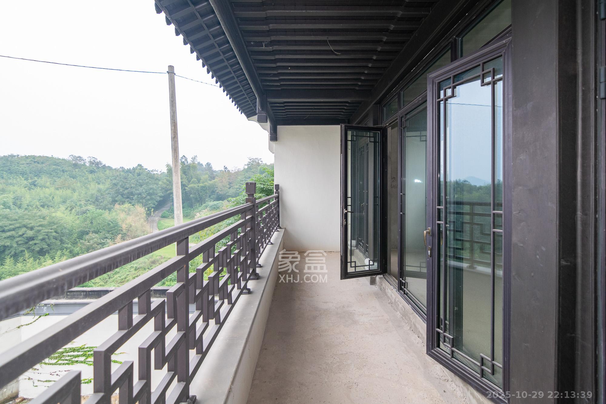 绿城高尔夫小镇  6室3厅4卫    550.0万 绿城高尔夫小镇  6室3厅4卫    550.0万阳台