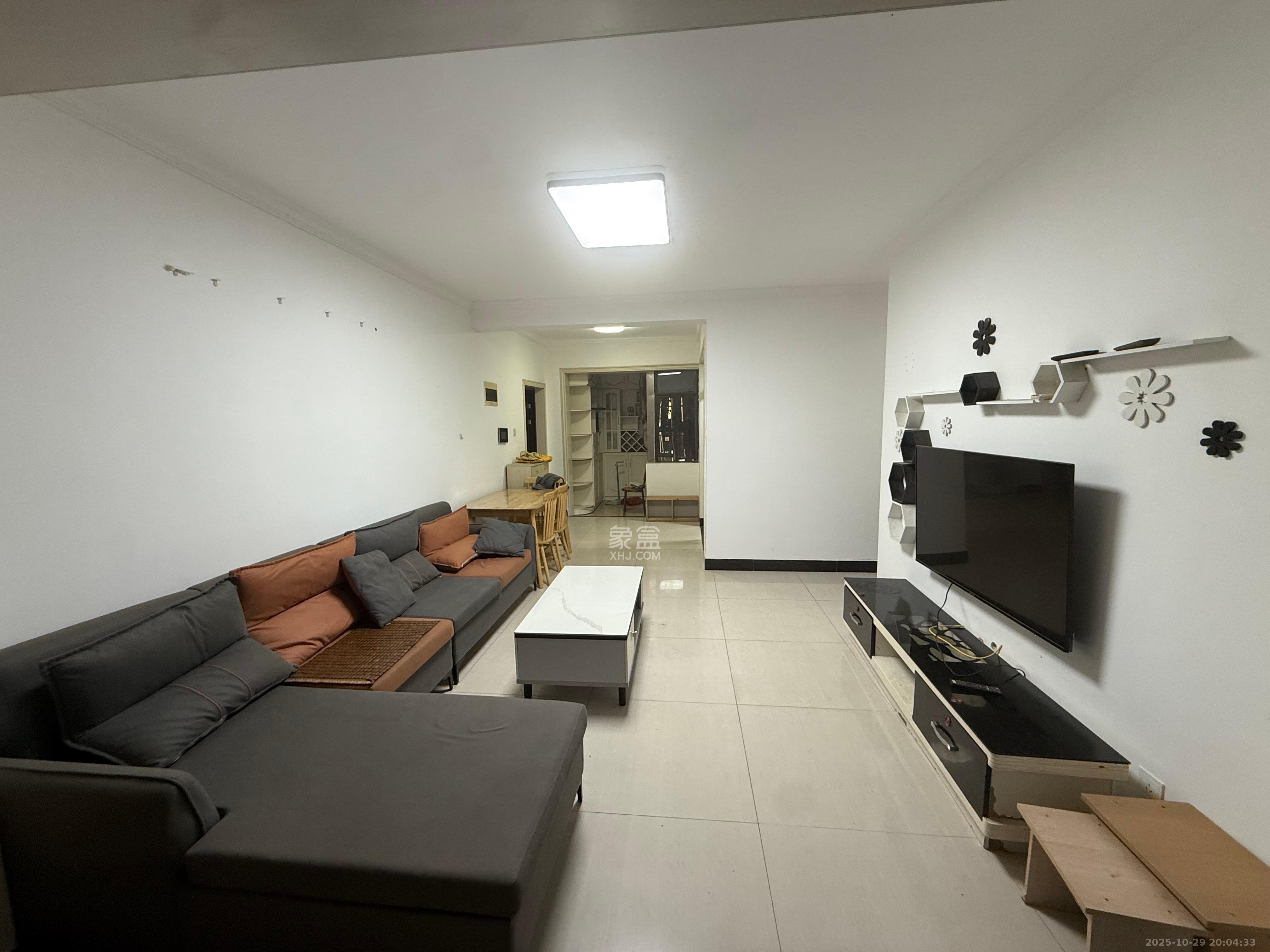 七里香榭  3室2厅1卫    1800.0元/月