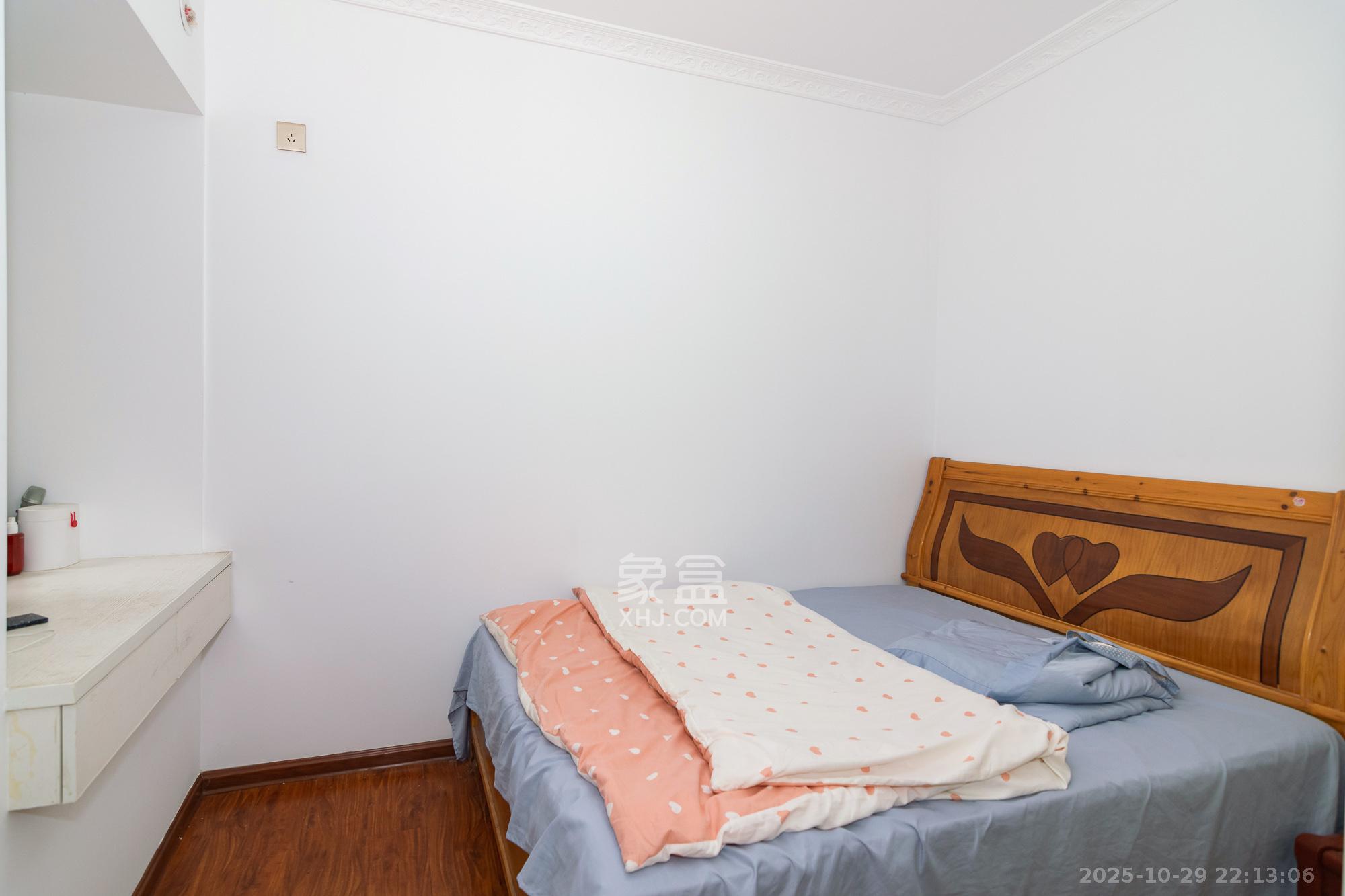 金地三千府(金地湖山樾、金地自在城)  2室2厅1卫    49.0万 金地三千府(金地湖山樾、金地自在城)  2室2厅1卫    49.0万卧室