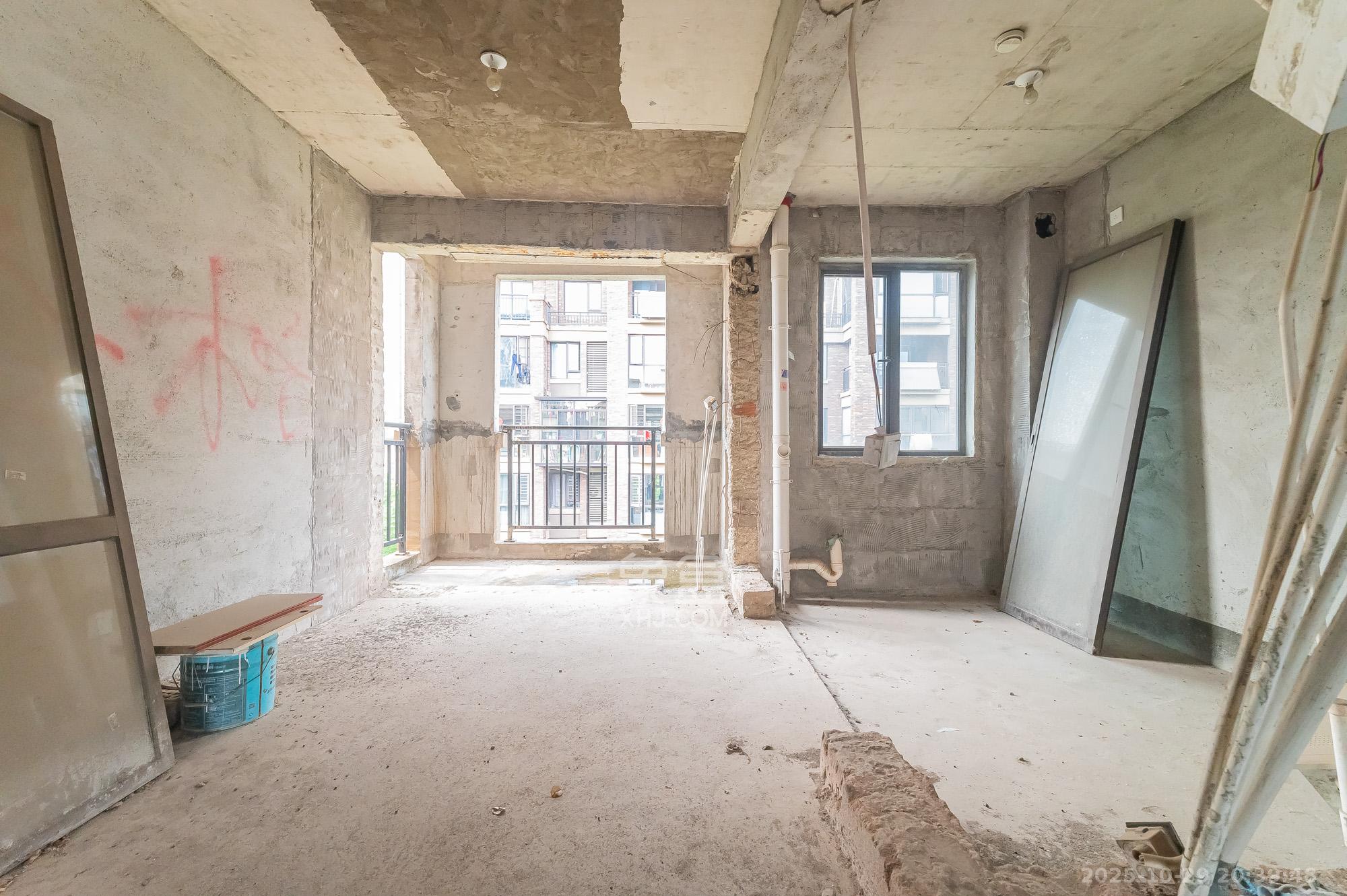 星湖湾二期洋房  5室2厅3卫    199.0万客厅