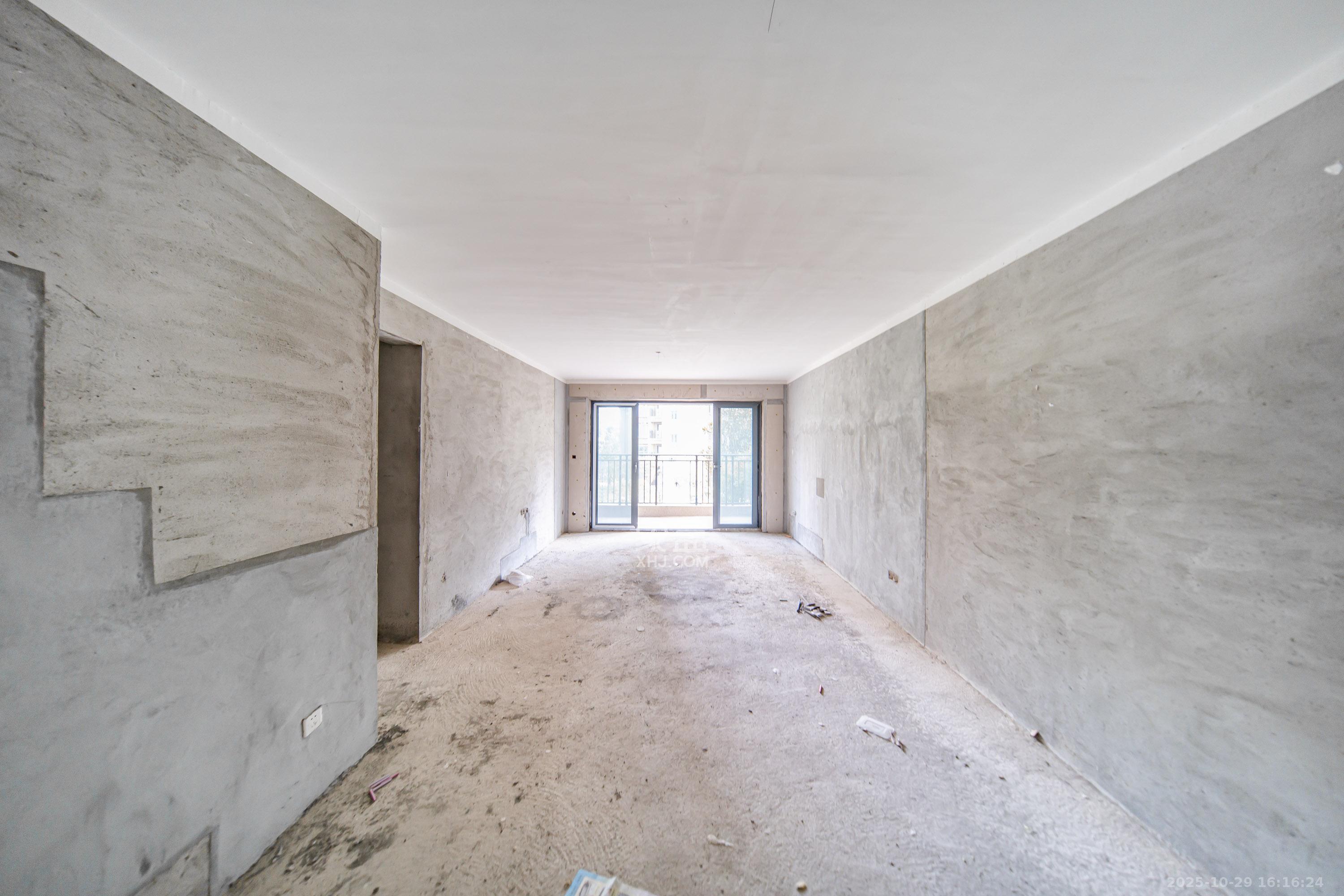 梦想滨江左岸  4室2厅2卫    65.0万客厅