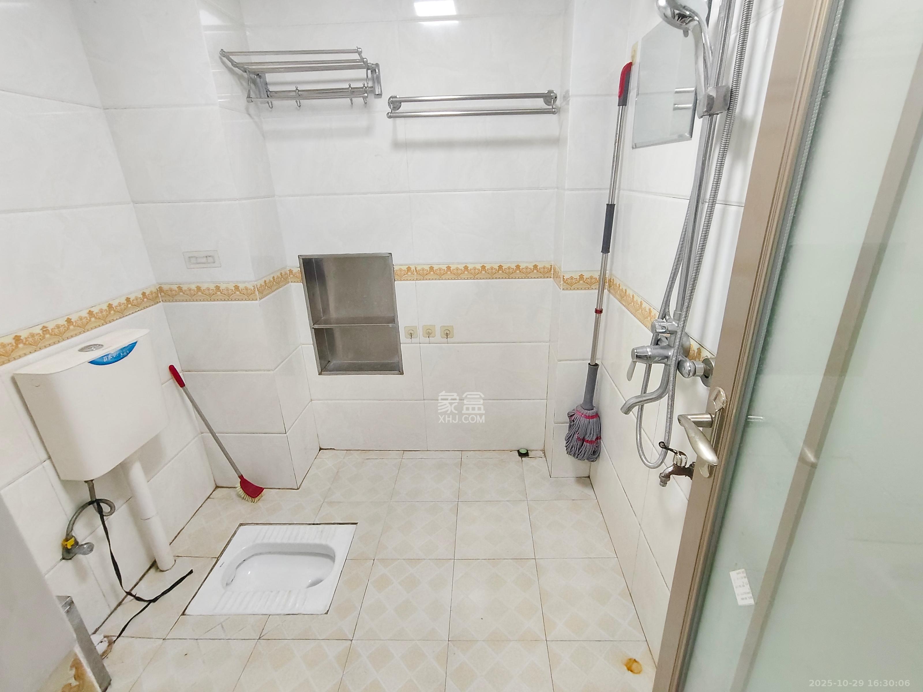 同鑫家园  1室1厅1卫    1300.0元/月 同鑫家园  1室1厅1卫    1300.0元/月室内图