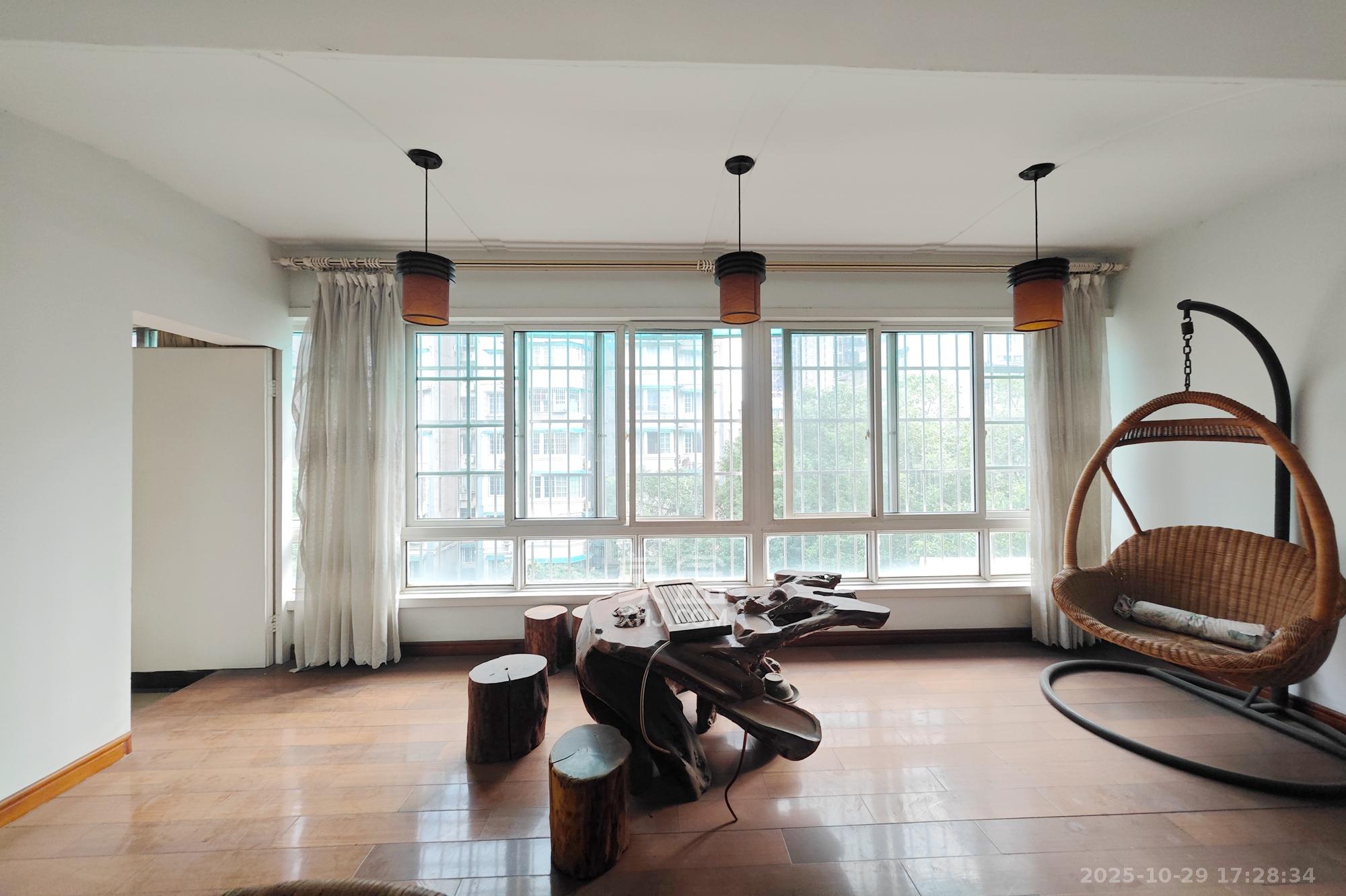 鑫天佳园  4室2厅2卫    118.0万阳台