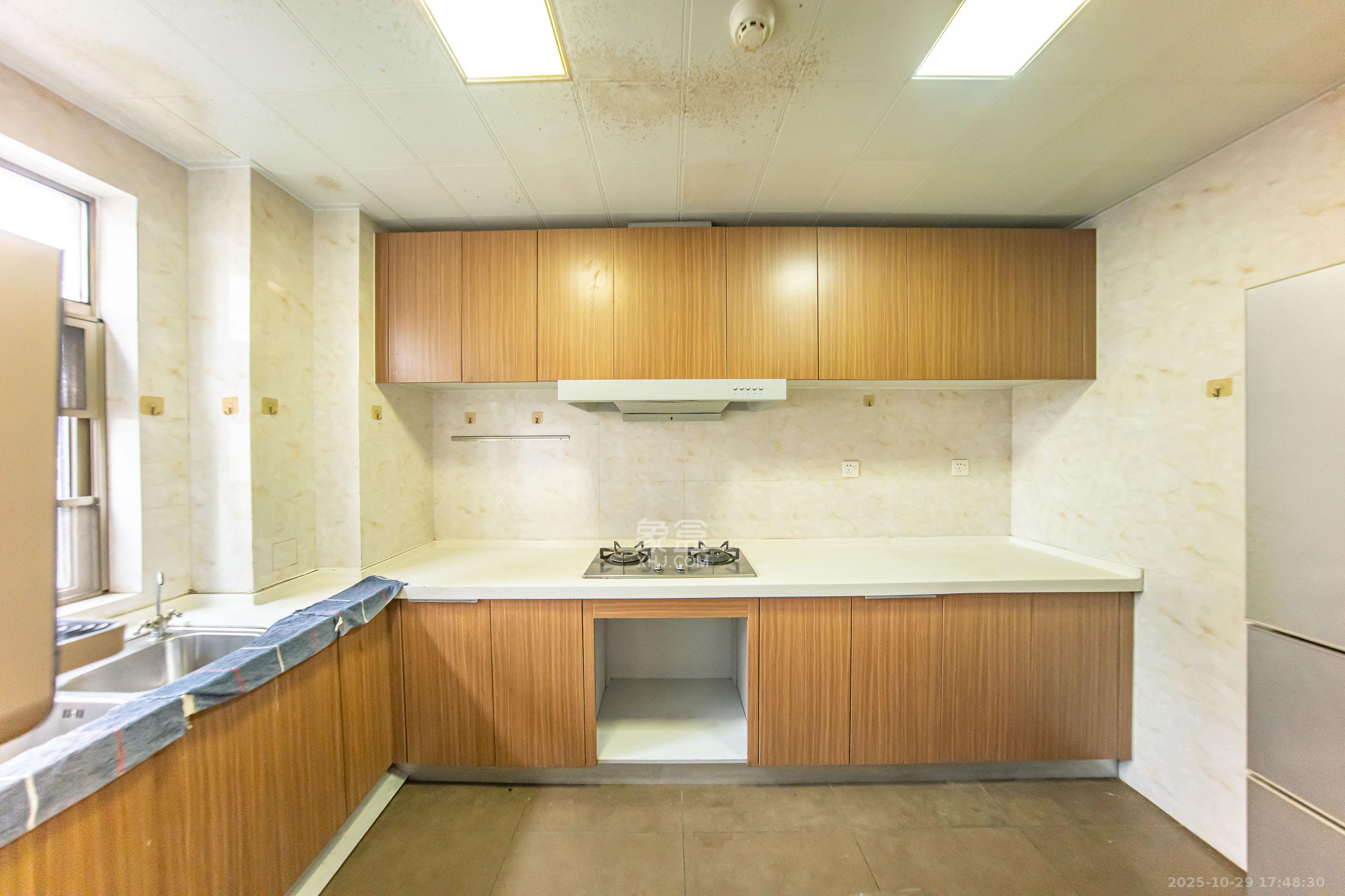 江山帝景哈佛  4室4厅1卫    126.0万厨房