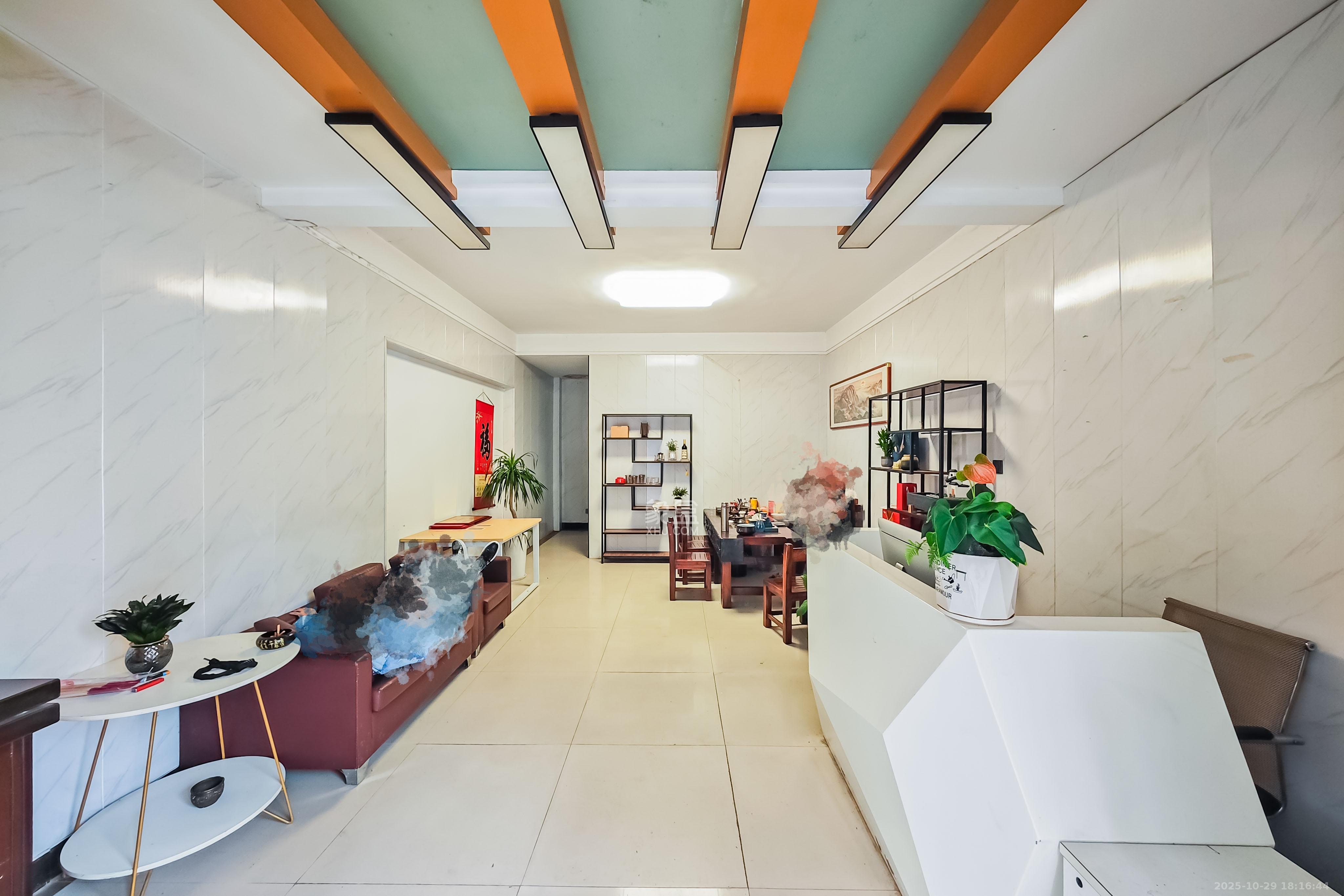 碧翠园（中房）  4室2厅3卫    188.0万客厅