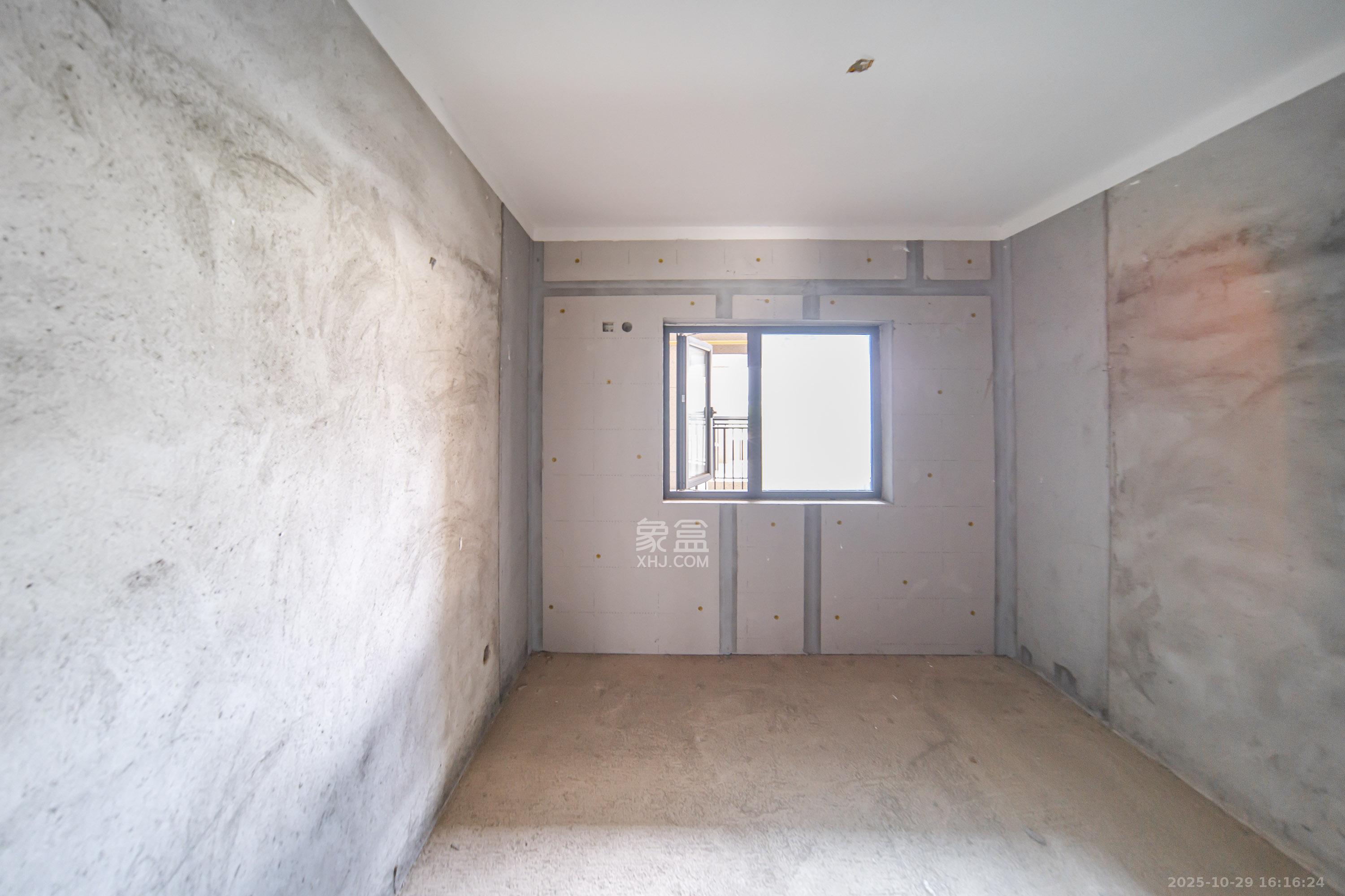 梦想滨江左岸  4室2厅2卫    65.0万卧室