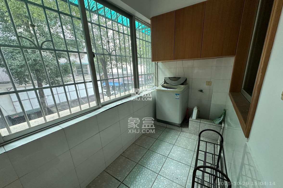 中南汽车世界 2室2厅1卫 1100.0元/月 中南汽车世界 2室2厅1卫 1100.0元/月室内图