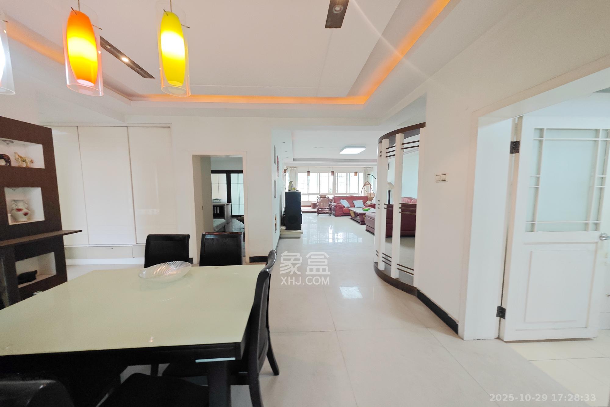 鑫天佳园  4室2厅2卫    118.0万客厅