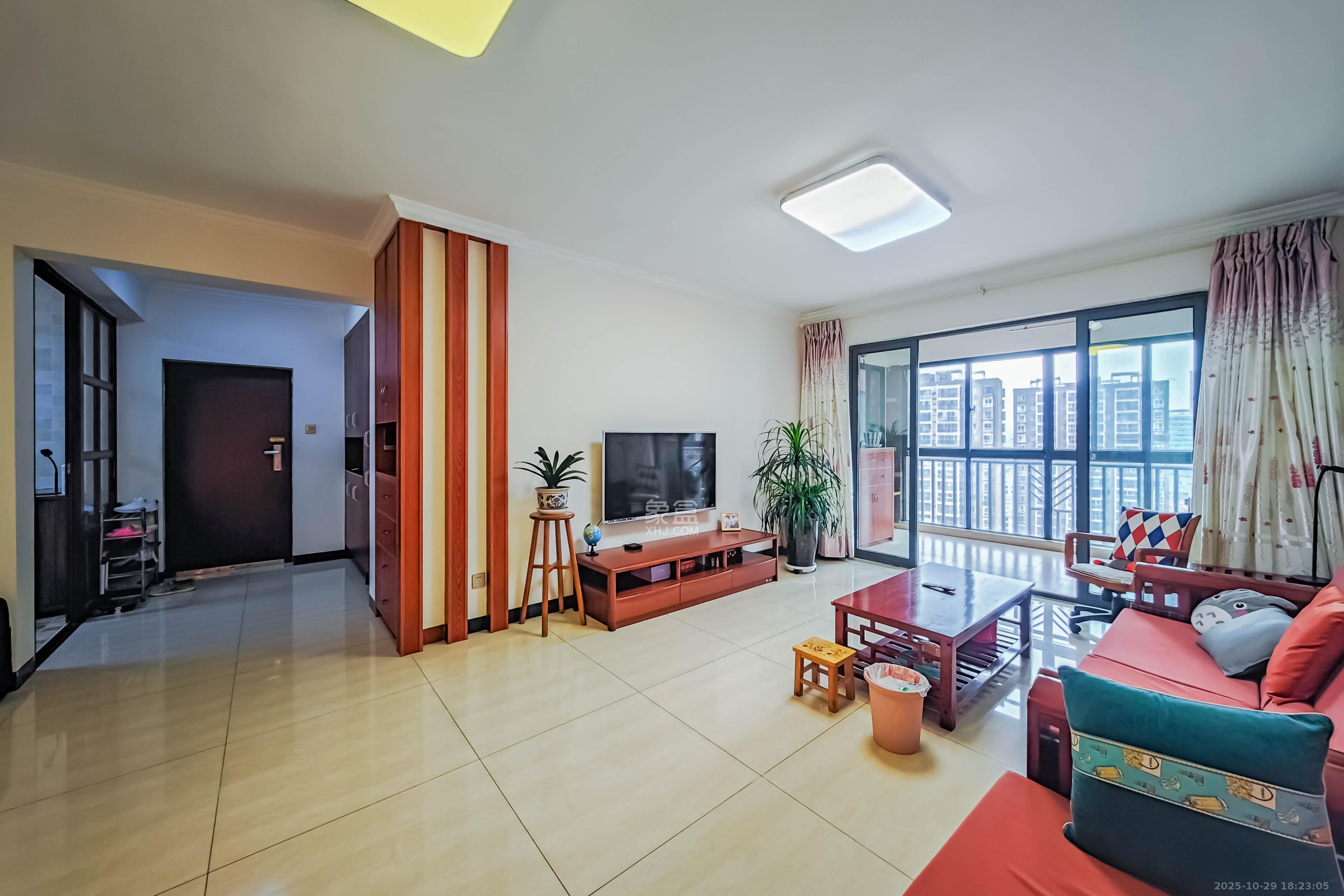 半山壹号  3室2厅2卫    138.0万 半山壹号  3室2厅2卫    138.0万客厅