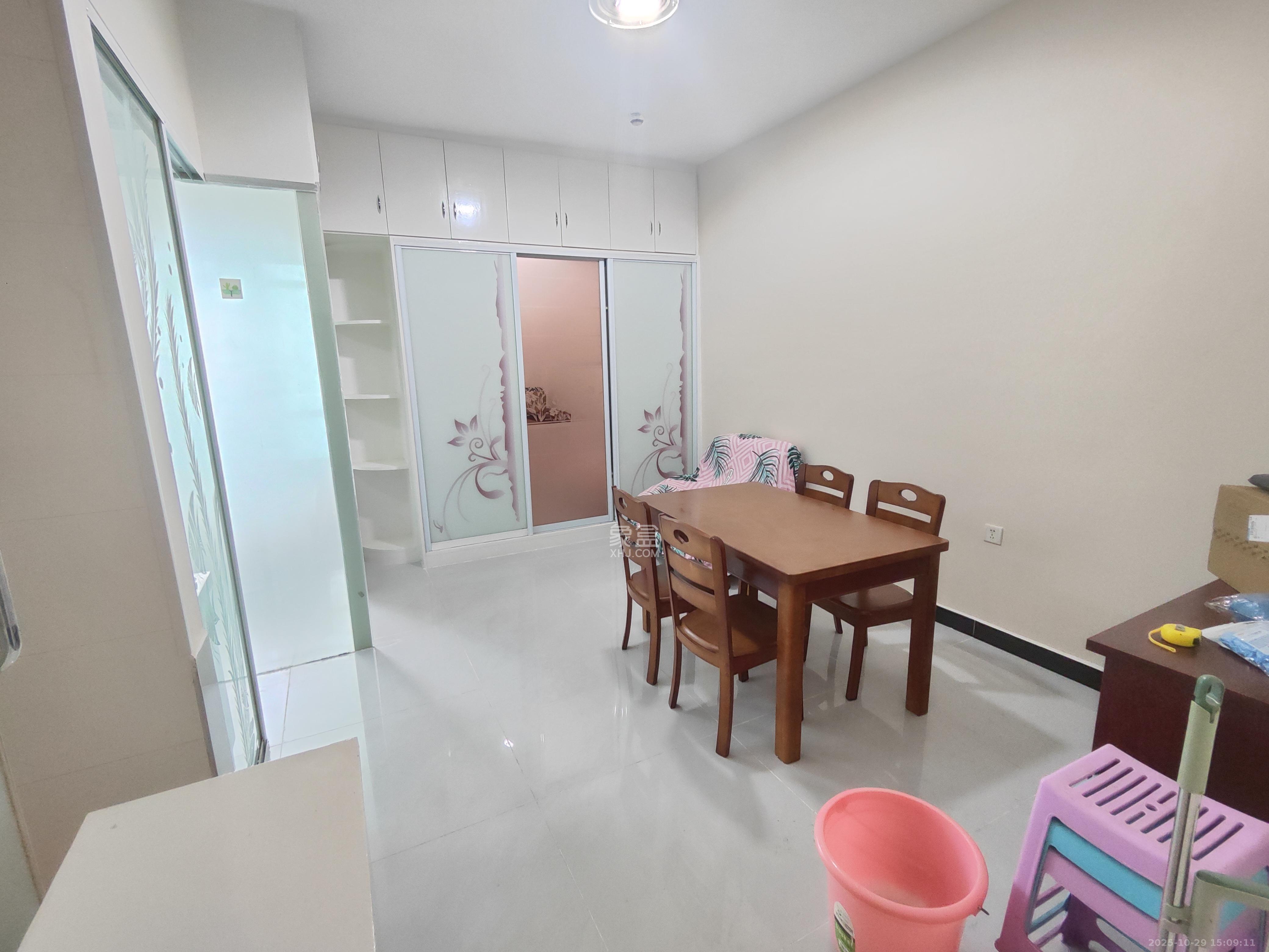 豪菲斯国际公寓(缤纷一季)  1室1厅1卫    1600.0元/月 豪菲斯国际公寓(缤纷一季)  1室1厅1卫    1600.0元/月