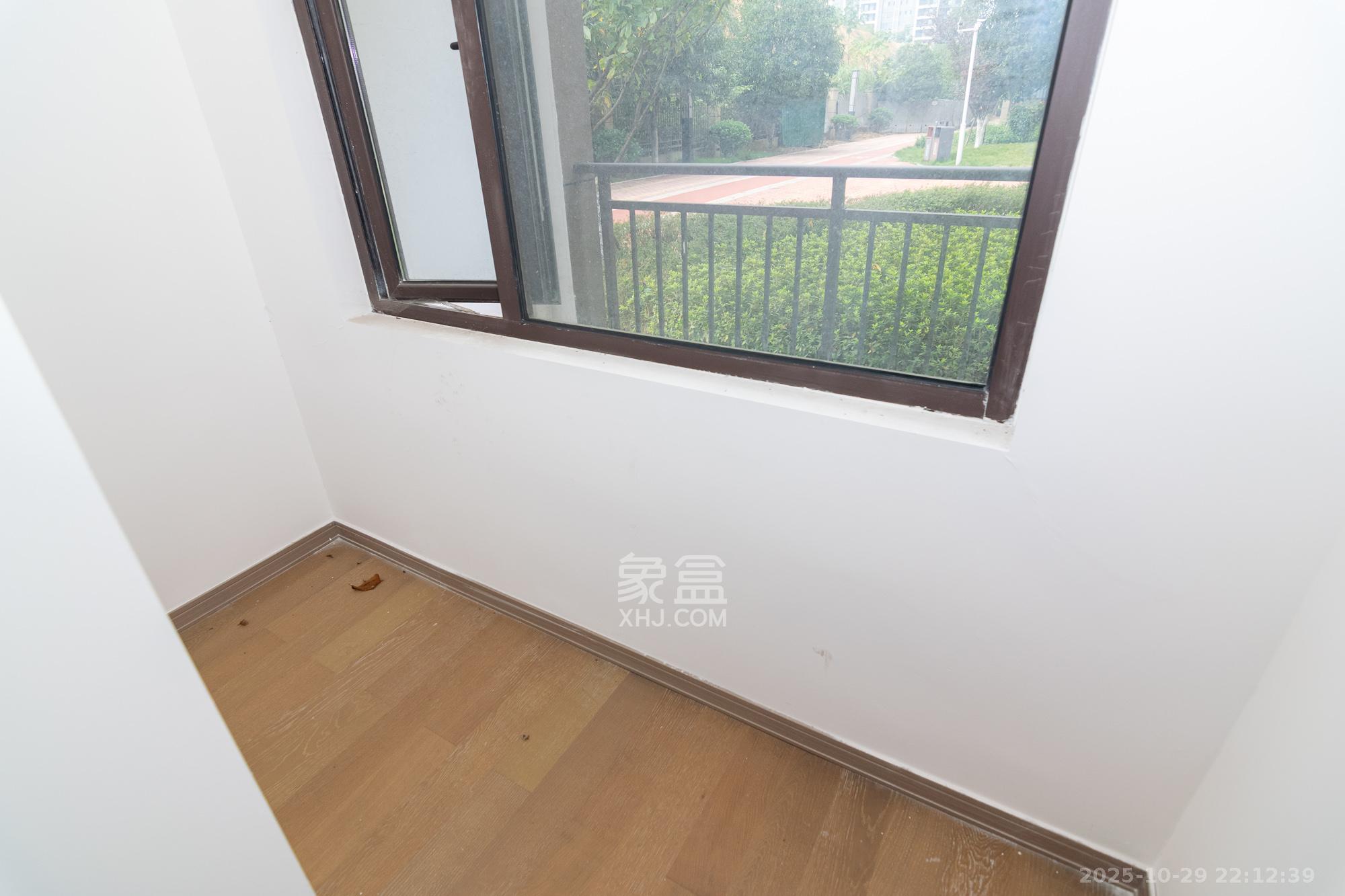 春晖花园  5室1厅2卫    110.0万 春晖花园  5室1厅2卫    110.0万卧室