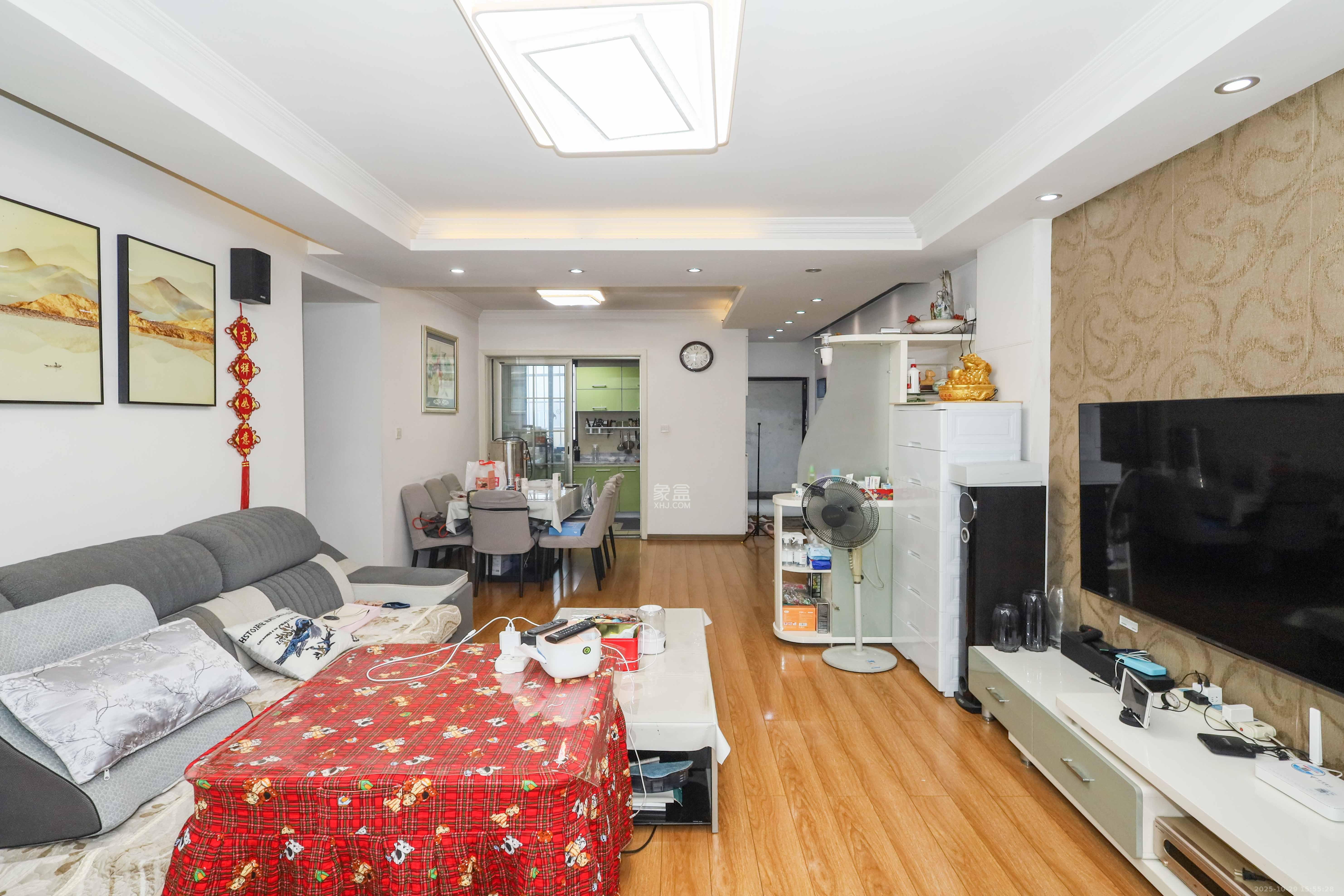 保利麓谷林语E区  4室2厅2卫    121.0万 保利麓谷林语E区  4室2厅2卫    121.0万客厅