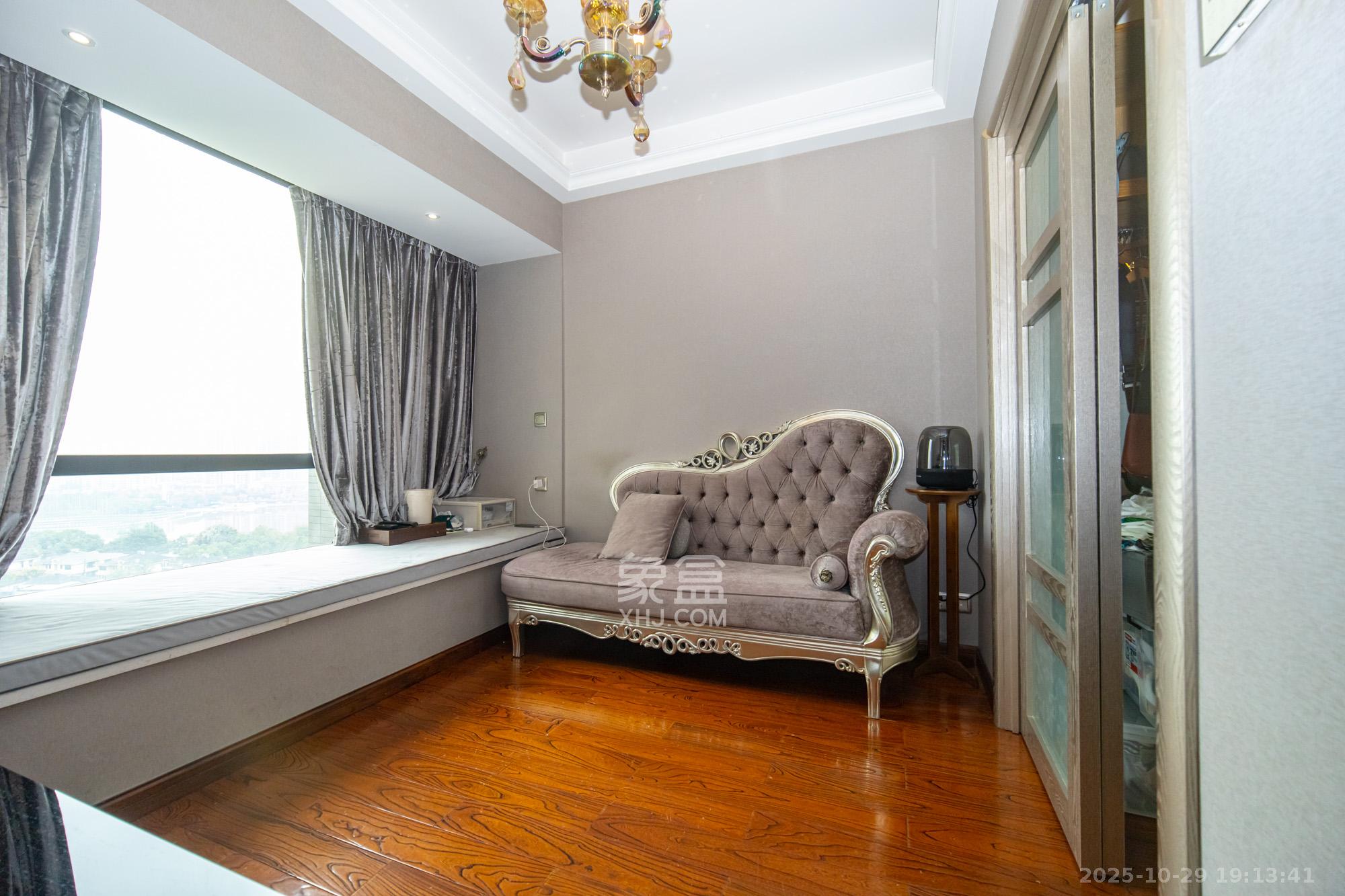 藏珑湖上国际花园  4室2厅2卫    268.0万卧室