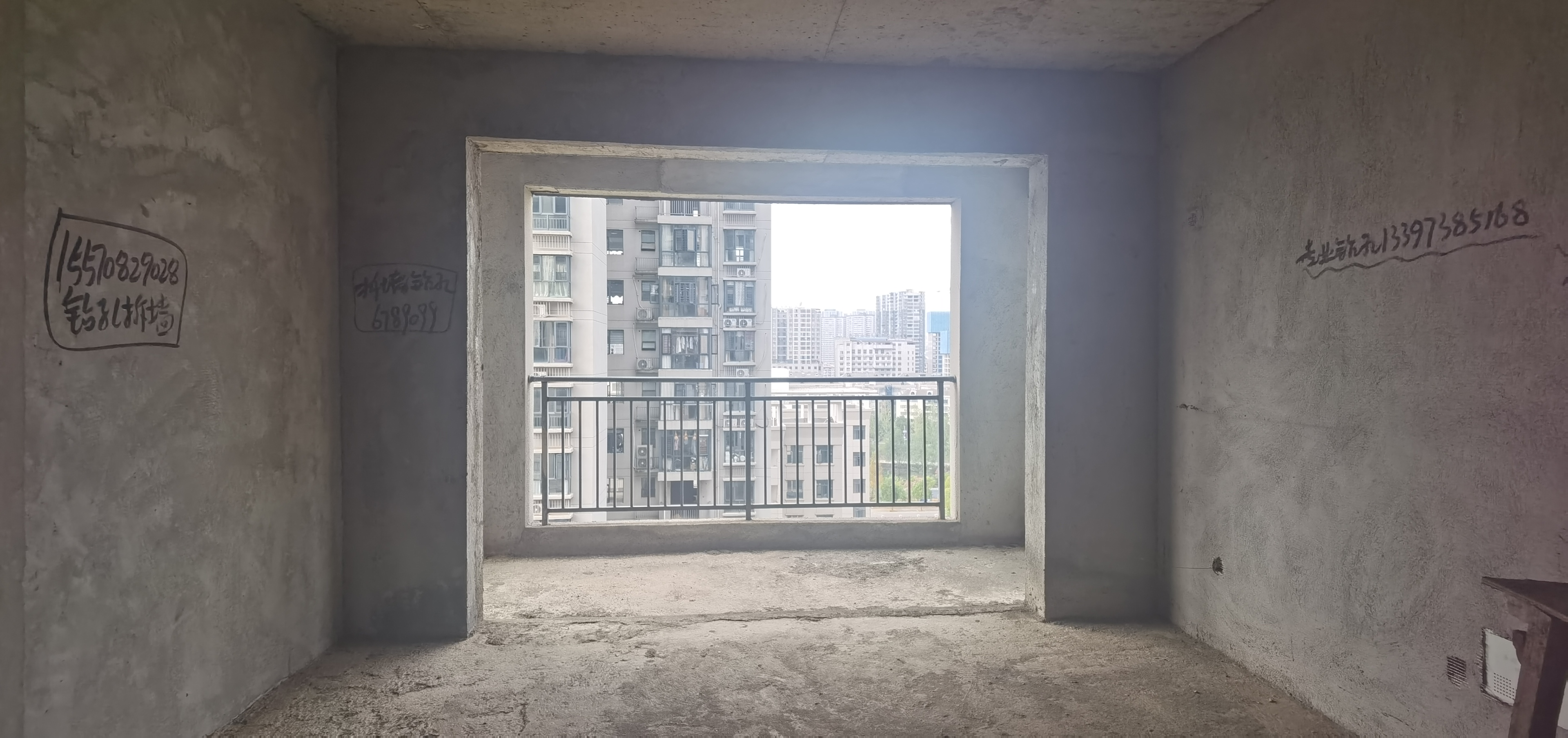 大汉龙苑  4室2厅2卫    55.8万客厅