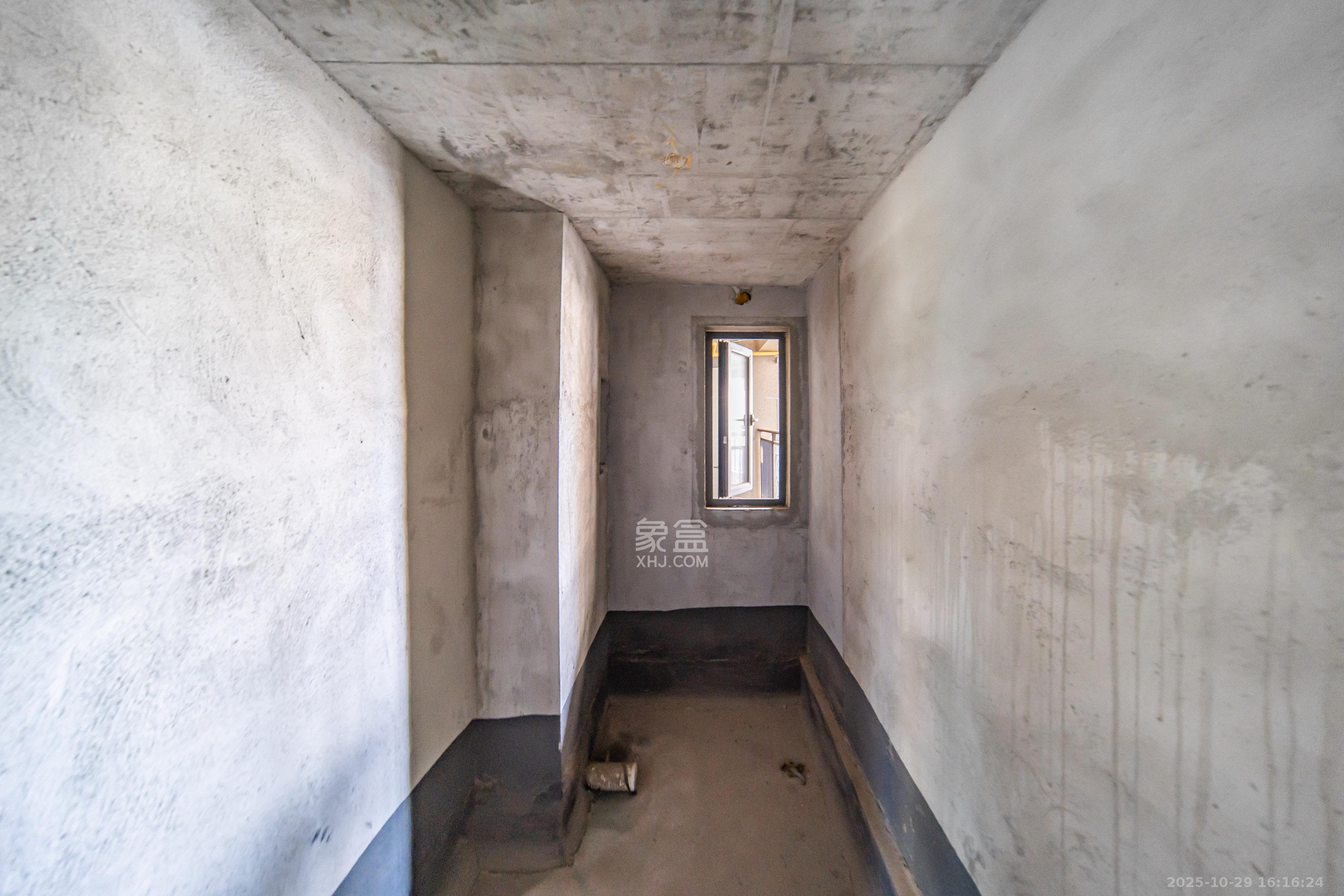 梦想滨江左岸  4室2厅2卫    65.0万卫生间