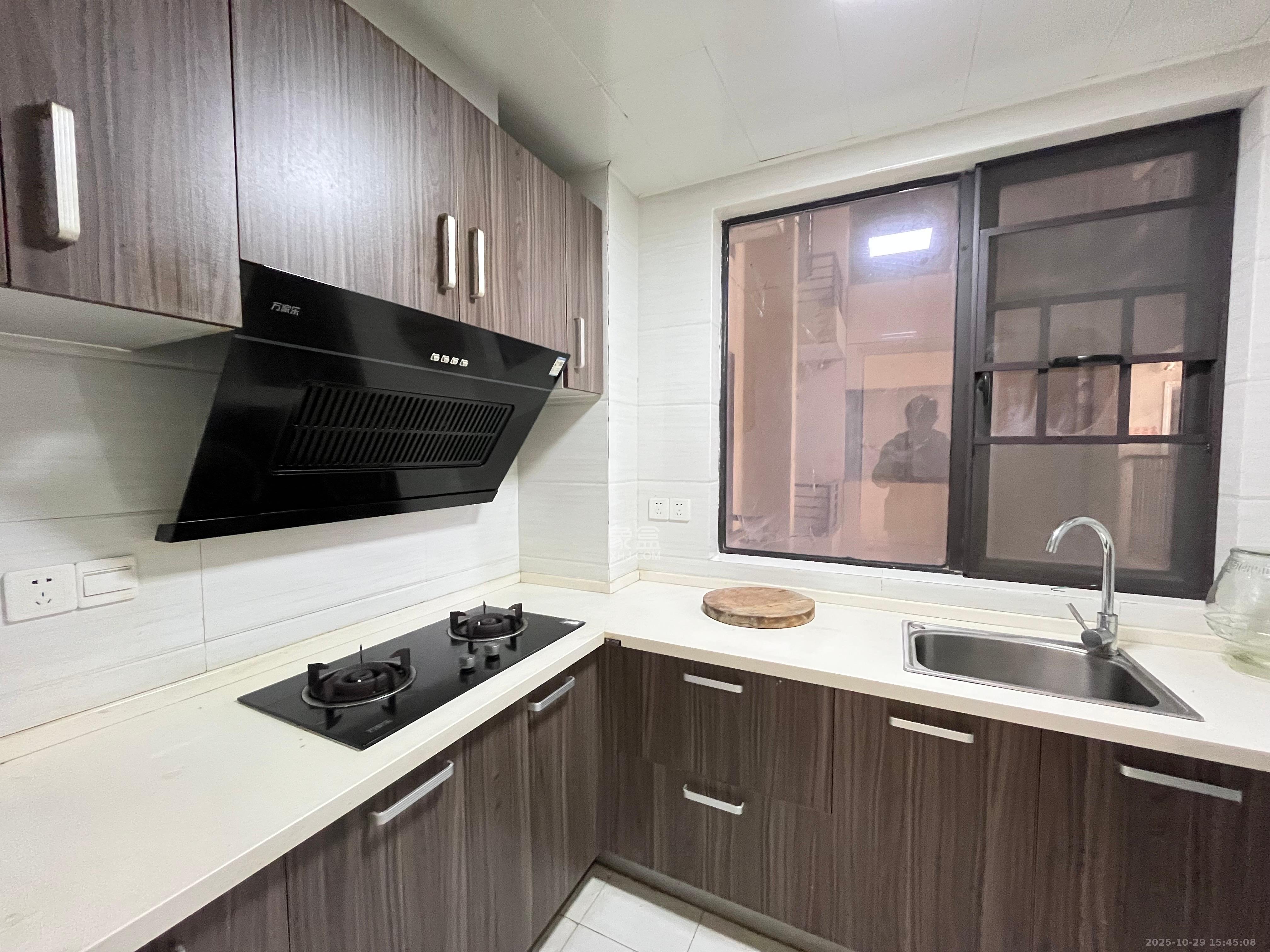 绿地之窗  3室1厅1卫    1900.0元/月室内图