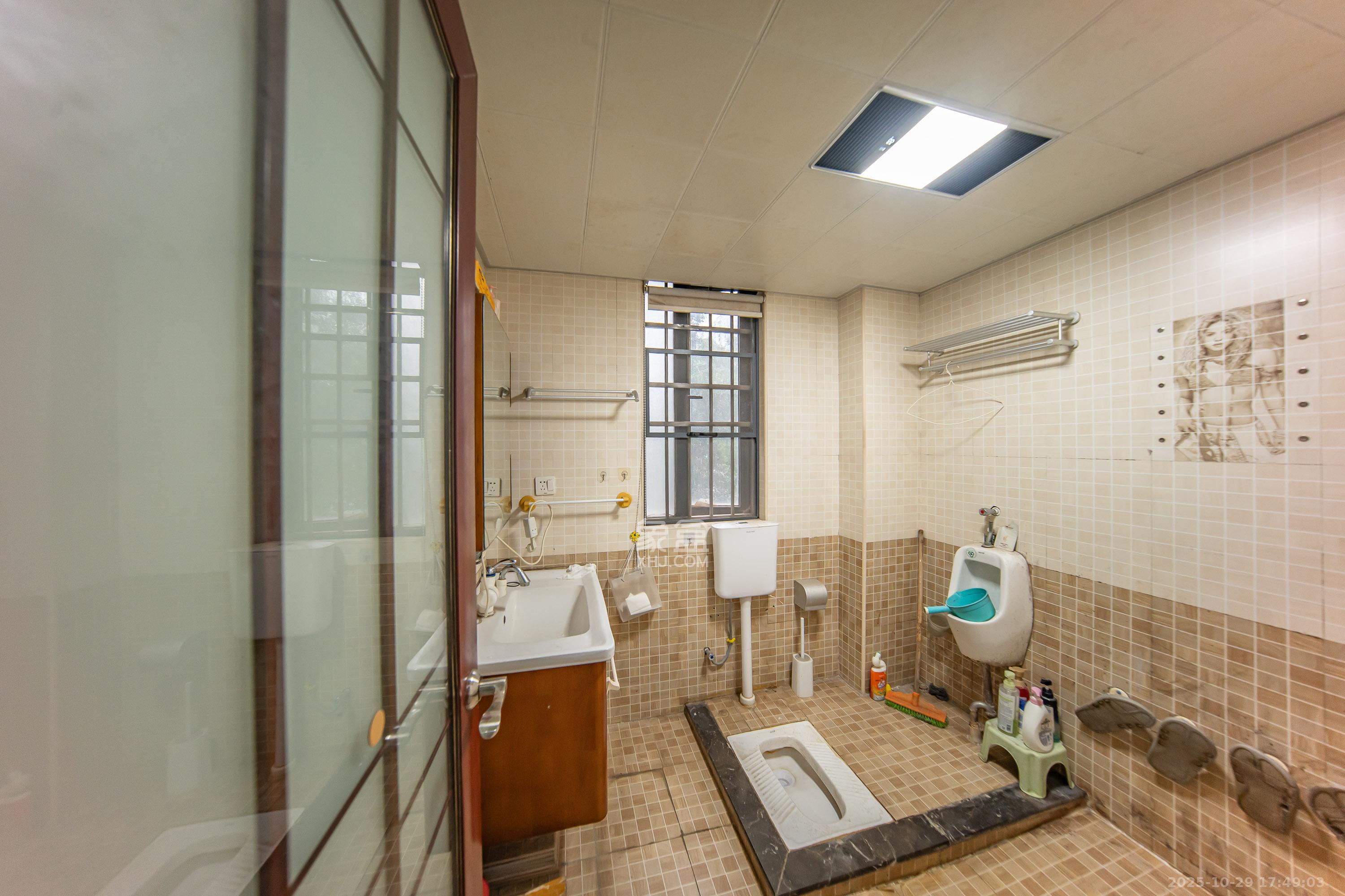 中建麓山和苑  3室2厅2卫    75.0万卫生间