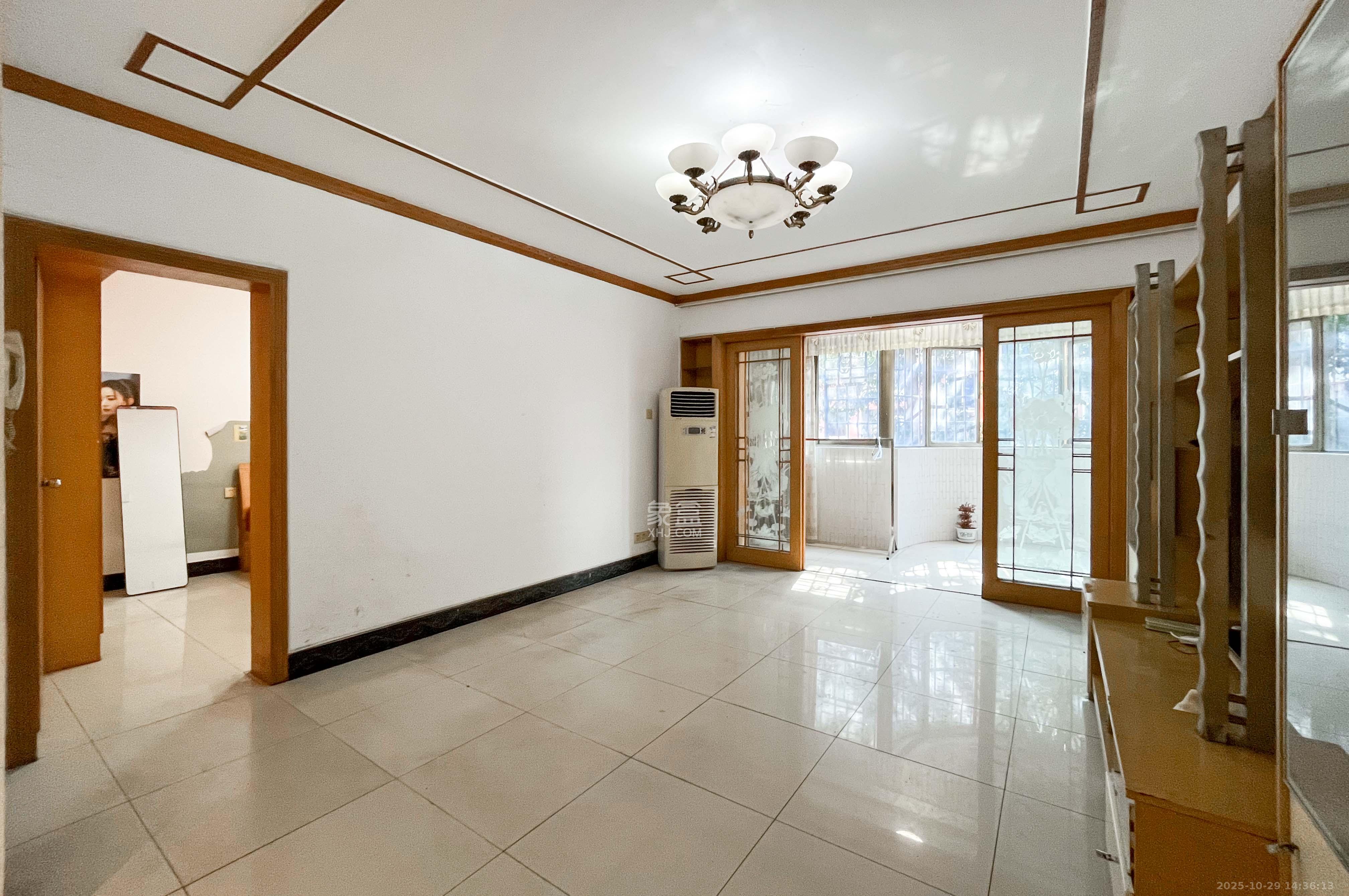 阳明山庄  3室2厅2卫    67.0万客厅