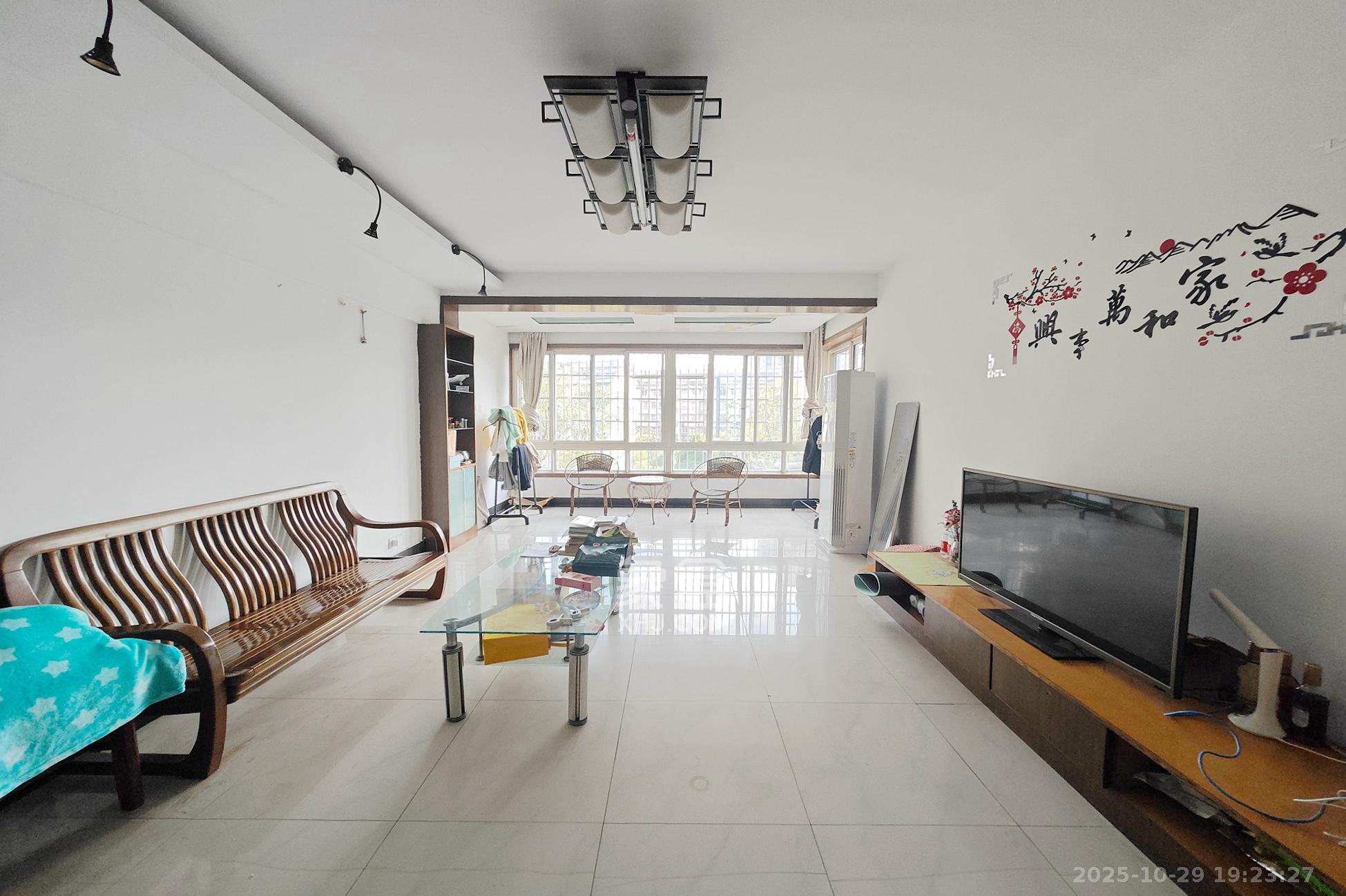 鑫天佳园  3室2厅1卫    64.0万 鑫天佳园  3室2厅1卫    64.0万客厅